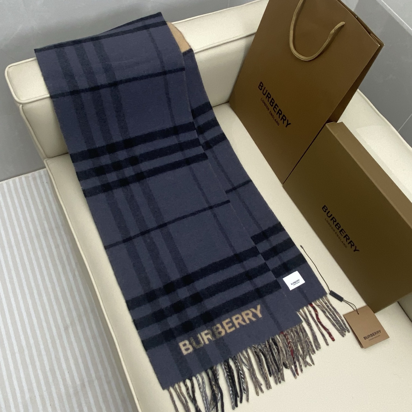  𝐁𝐮𝐫𝐛𝐞𝐫𝐫. 《格纹拼色围巾 》驼色拼雾蓝色
Size：168x30cm  100%Lana羊绒
