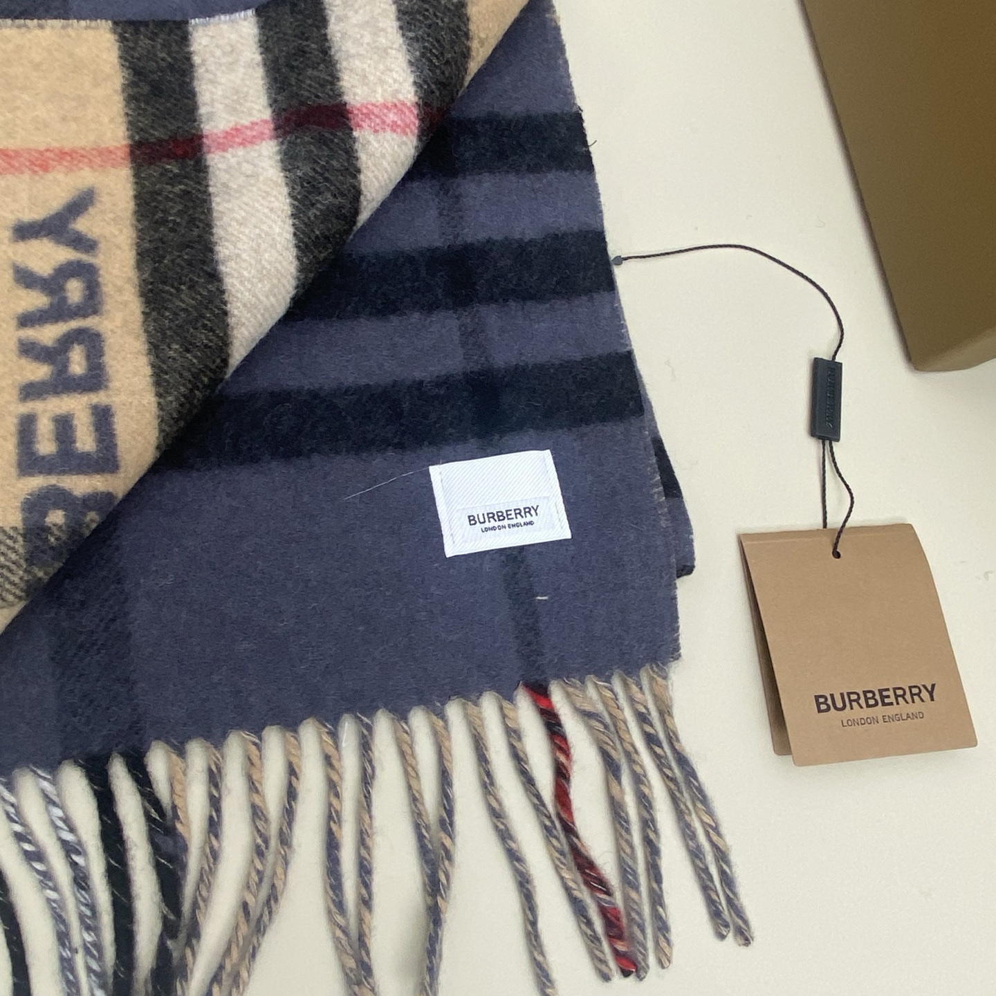  𝐁𝐮𝐫𝐛𝐞𝐫𝐫. 《格纹拼色围巾 》驼色拼雾蓝色
Size：168x30cm  100%Lana羊绒
