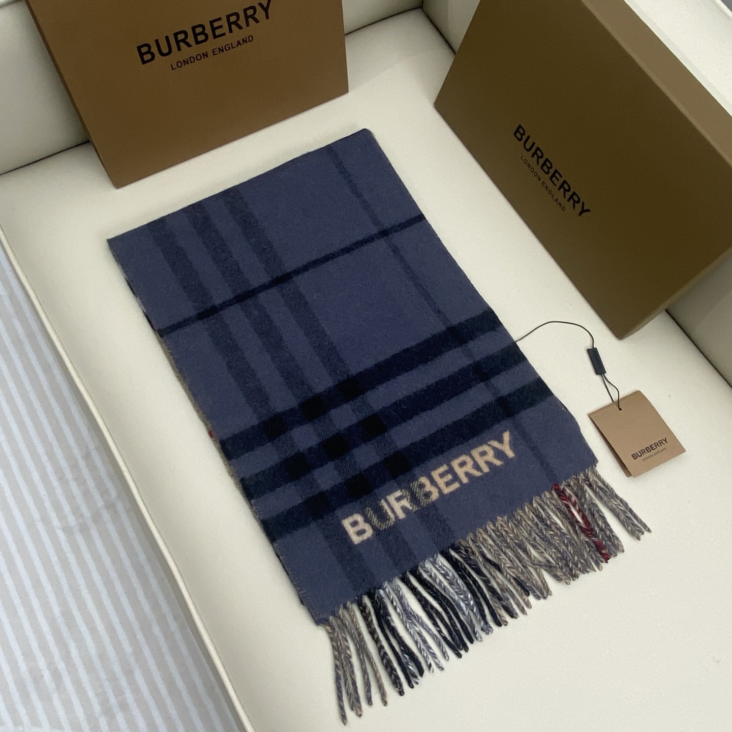  𝐁𝐮𝐫𝐛𝐞𝐫𝐫. 《格纹拼色围巾 》驼色拼雾蓝色
Size：168x30cm  100%Lana羊绒
