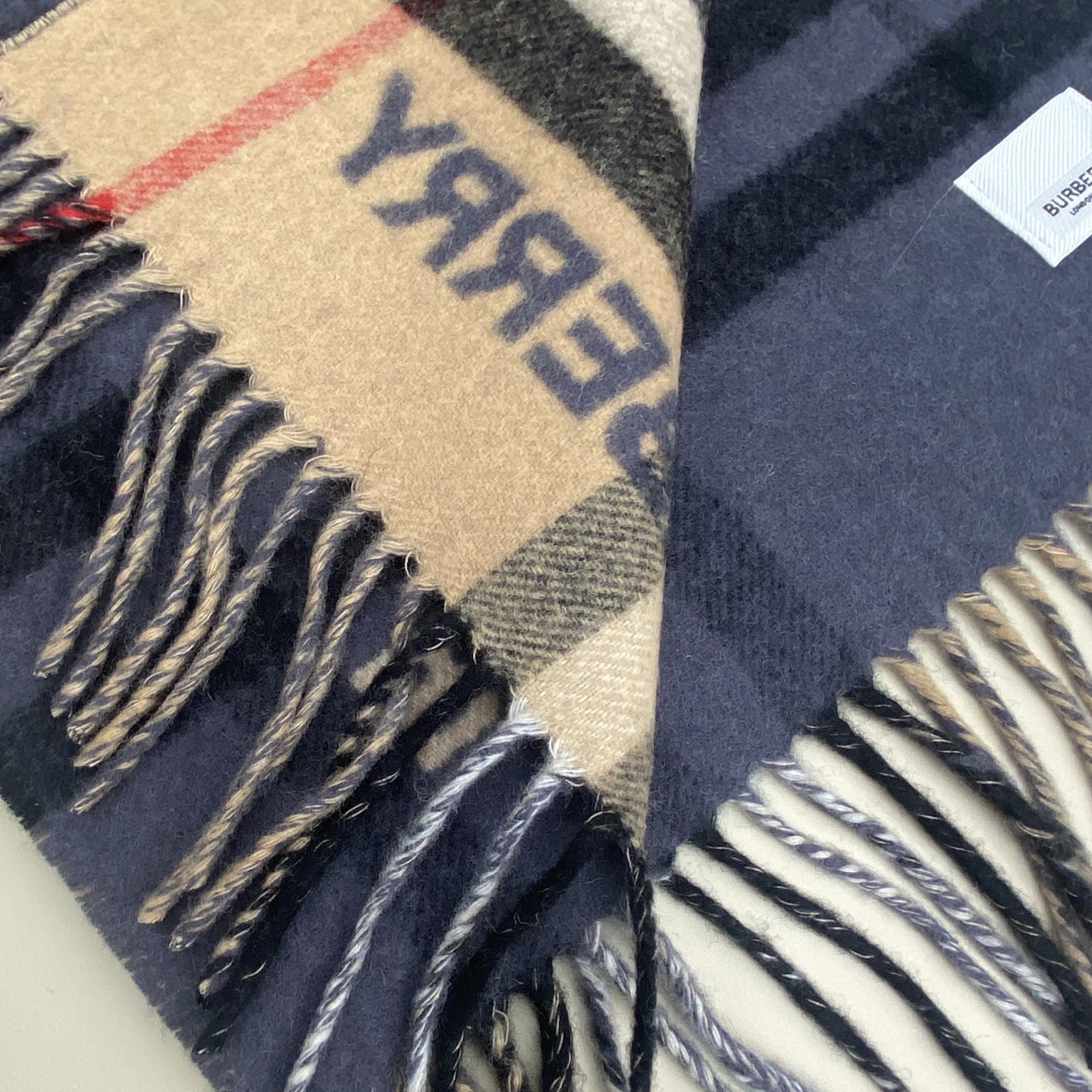  𝐁𝐮𝐫𝐛𝐞𝐫𝐫. 《格纹拼色围巾 》驼色拼雾蓝色
Size：168x30cm  100%Lana羊绒
