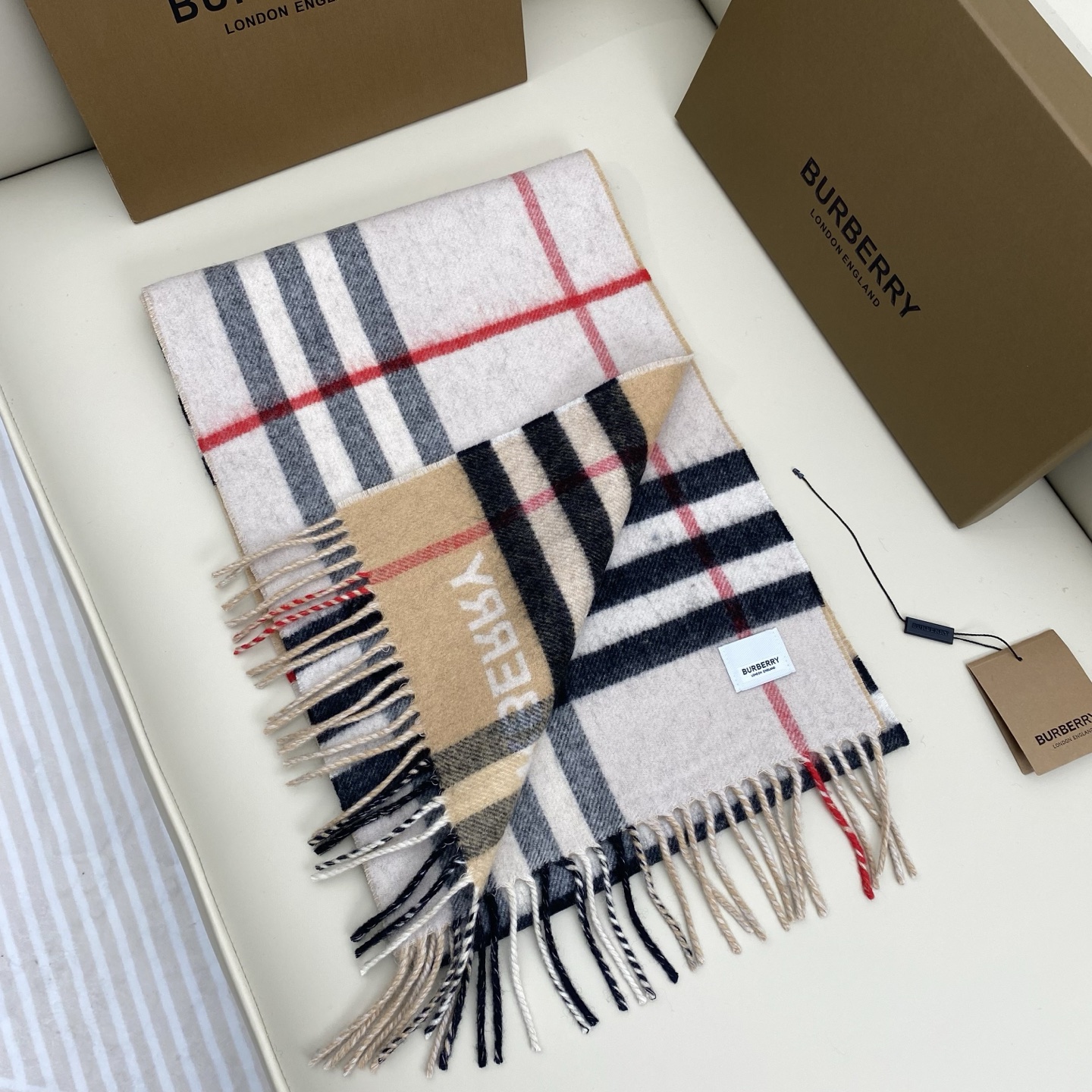  𝐁𝐮𝐫𝐛𝐞𝐫𝐫. 《格纹拼色围巾 》驼色拼板白色
Size：168x30cm  100%Lana羊绒
