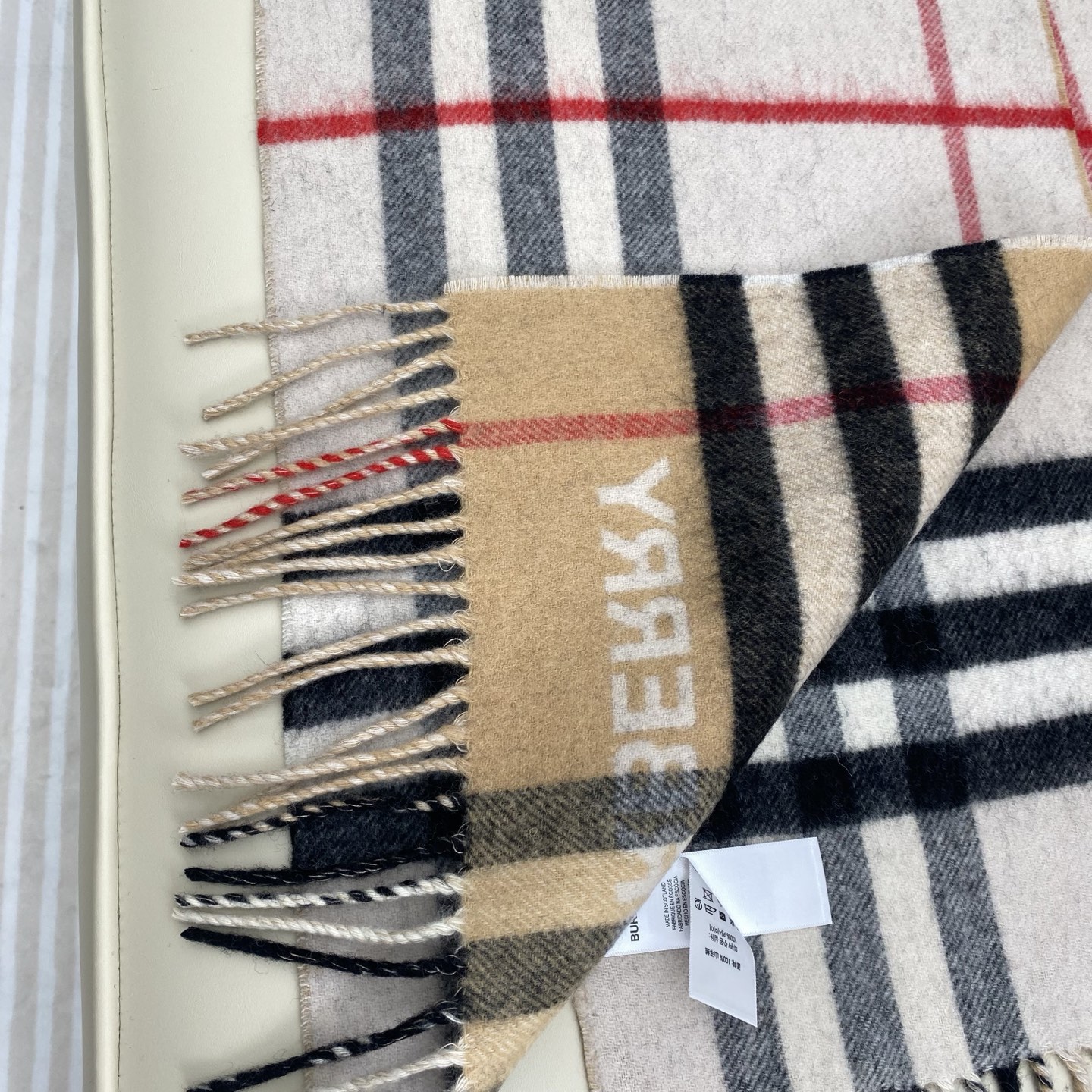  𝐁𝐮𝐫𝐛𝐞𝐫𝐫. 《格纹拼色围巾 》驼色拼板白色
Size：168x30cm  100%Lana羊绒
