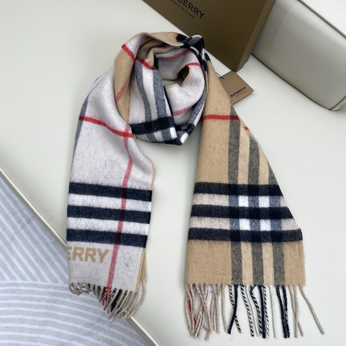  𝐁𝐮𝐫𝐛𝐞𝐫𝐫. 《格纹拼色围巾 》驼色拼板白色
Size：168x30cm  100%Lana羊绒
