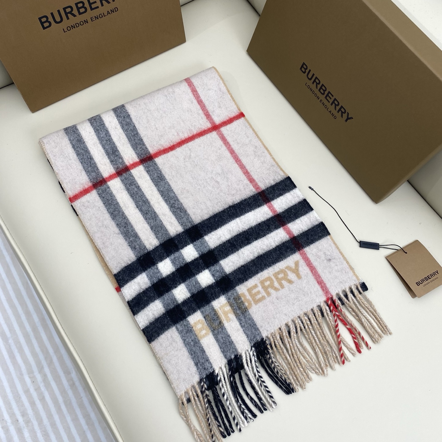  𝐁𝐮𝐫𝐛𝐞𝐫𝐫. 《格纹拼色围巾 》驼色拼板白色
Size：168x30cm  100%Lana羊绒
