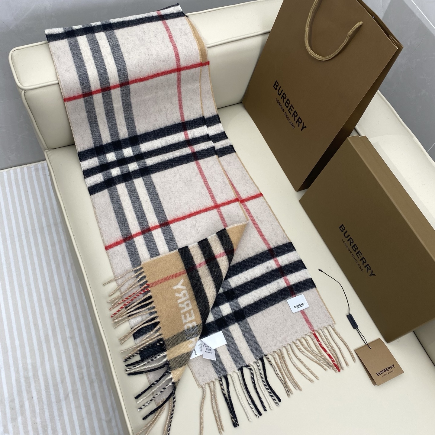  𝐁𝐮𝐫𝐛𝐞𝐫𝐫. 《格纹拼色围巾 》驼色拼板白色
Size：168x30cm  100%Lana羊绒
