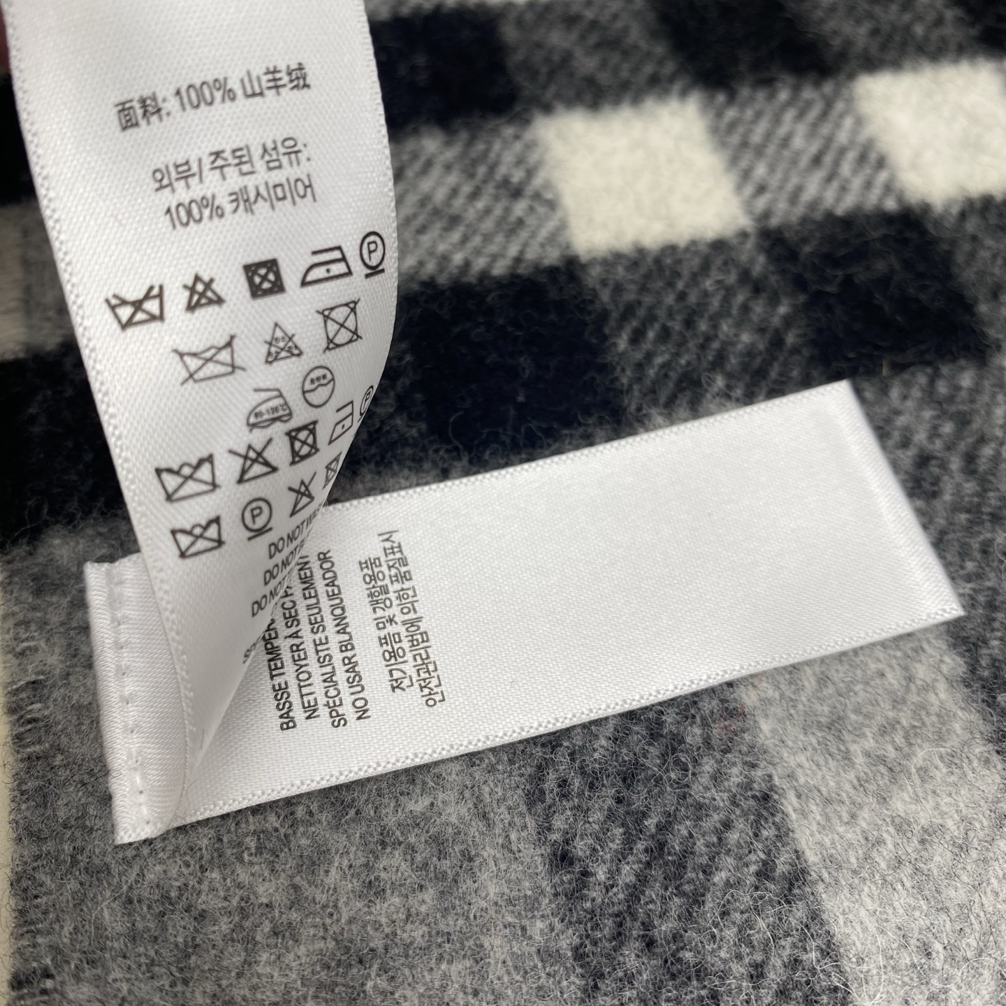  𝐁𝐮𝐫𝐛𝐞𝐫𝐫. 《格纹拼色围巾 》灰色拼碳灰色
Size：168x30cm  100%Lana羊绒
