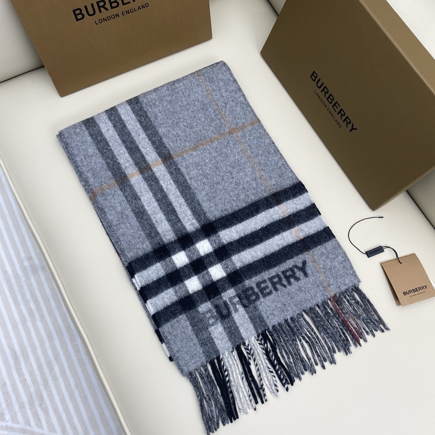  𝐁𝐮𝐫𝐛𝐞𝐫𝐫. 《格纹拼色围巾 》灰色拼碳灰色
Size：168x30cm  100%Lana羊绒
