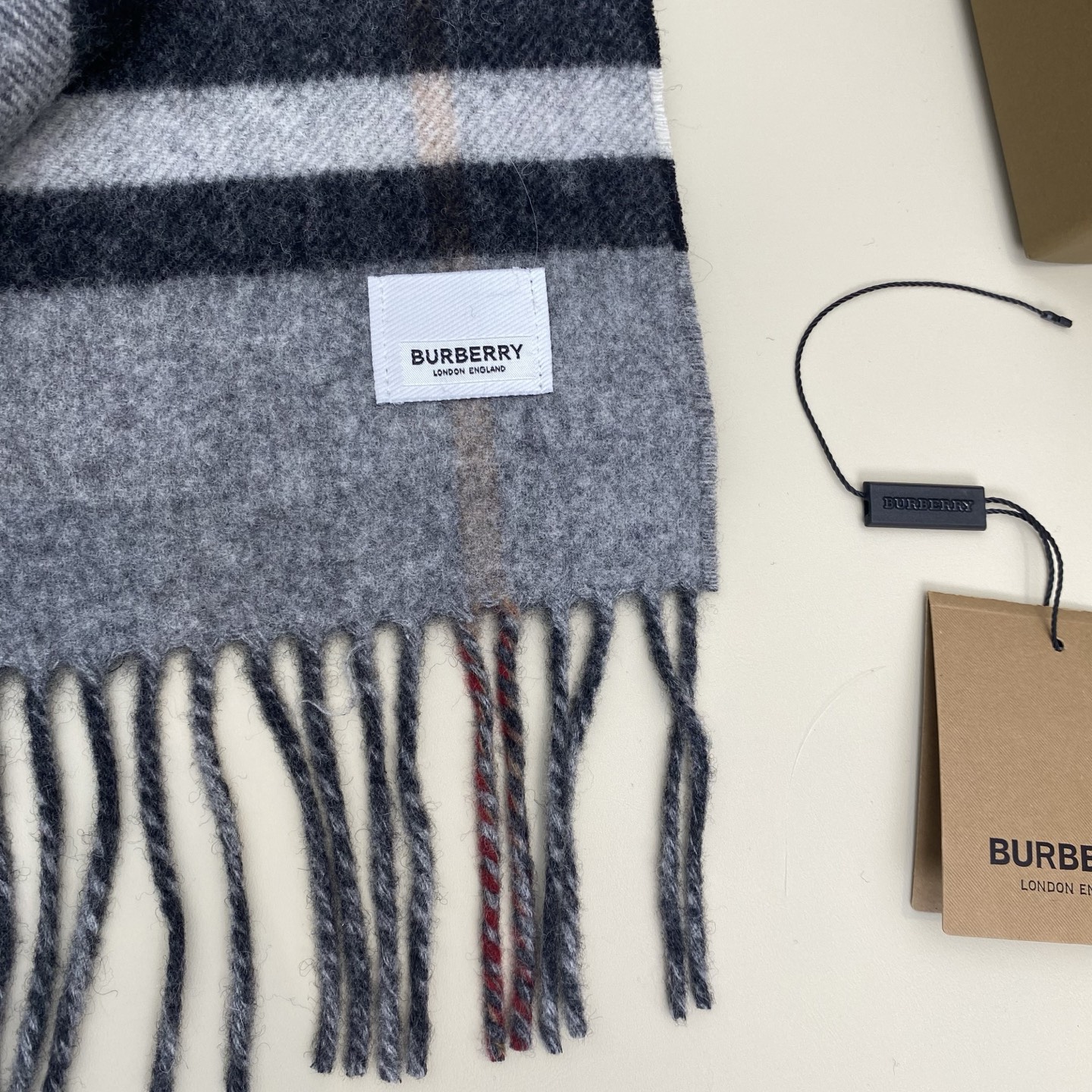  𝐁𝐮𝐫𝐛𝐞𝐫𝐫. 《格纹拼色围巾 》灰色拼碳灰色
Size：168x30cm  100%Lana羊绒
