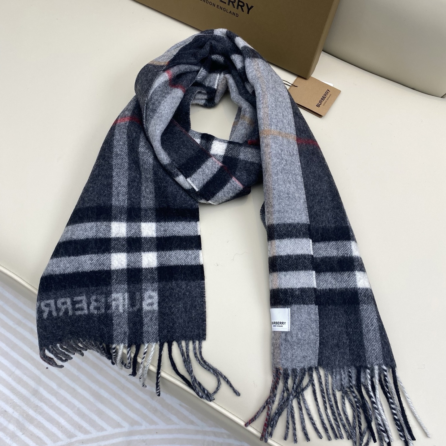  𝐁𝐮𝐫𝐛𝐞𝐫𝐫. 《格纹拼色围巾 》灰色拼碳灰色
Size：168x30cm  100%Lana羊绒
