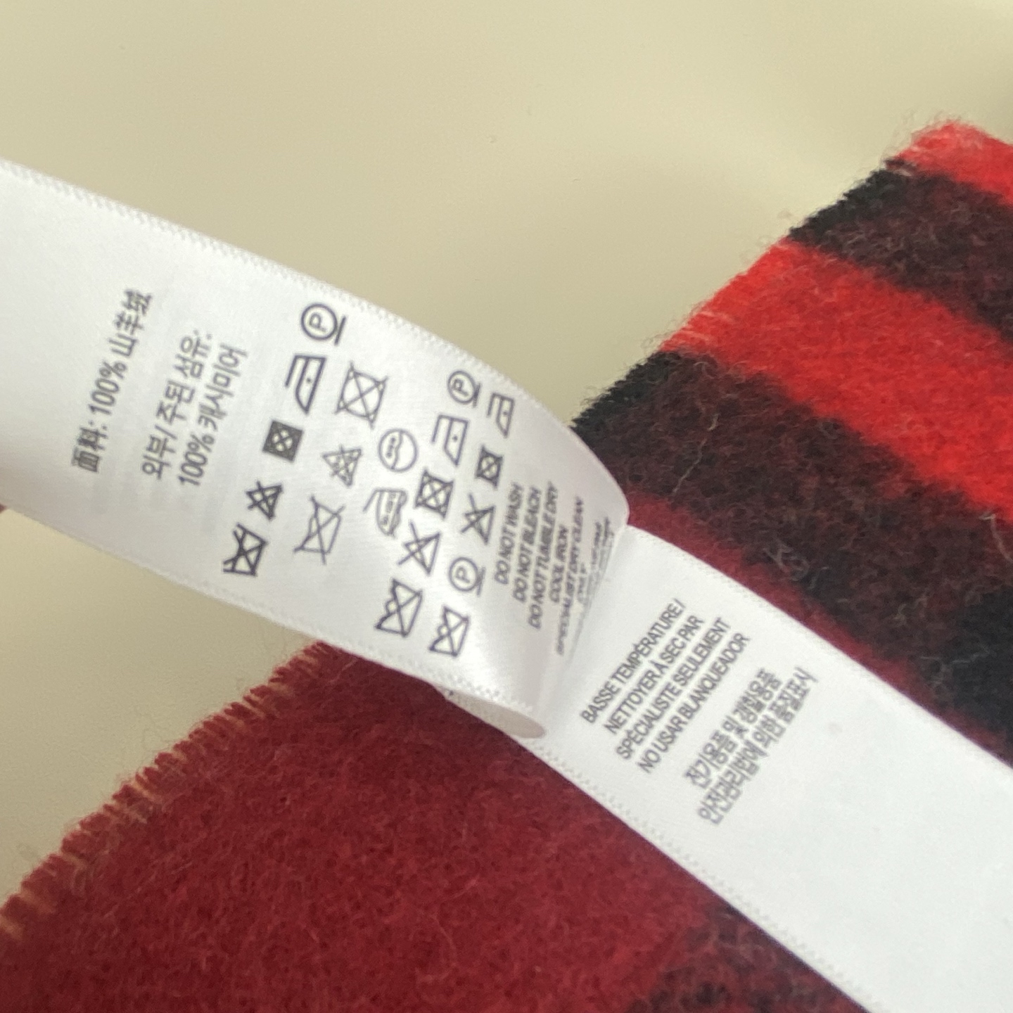  𝐁𝐮𝐫𝐛𝐞𝐫𝐫. 《格纹拼色围巾 》驼色拼嫣红色
Size：168x30cm  100%Lana羊绒
