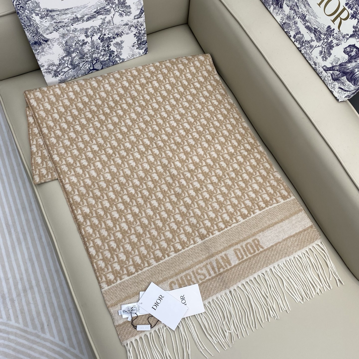  「新色」𝐃𝐈𝐎𝐑 · 新版《书签双面披肩》浅灰色
Size：45x200cm 100%山羊绒 
圆版一