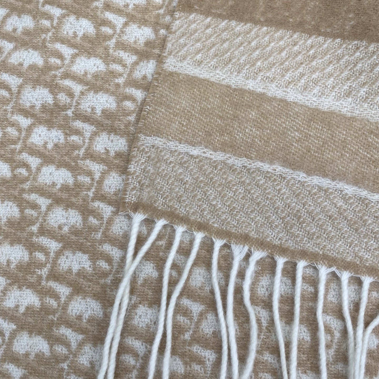  「新色」𝐃𝐈𝐎𝐑 · 新版《书签双面披肩》浅灰色
Size：45x200cm 100%山羊绒 
圆版一