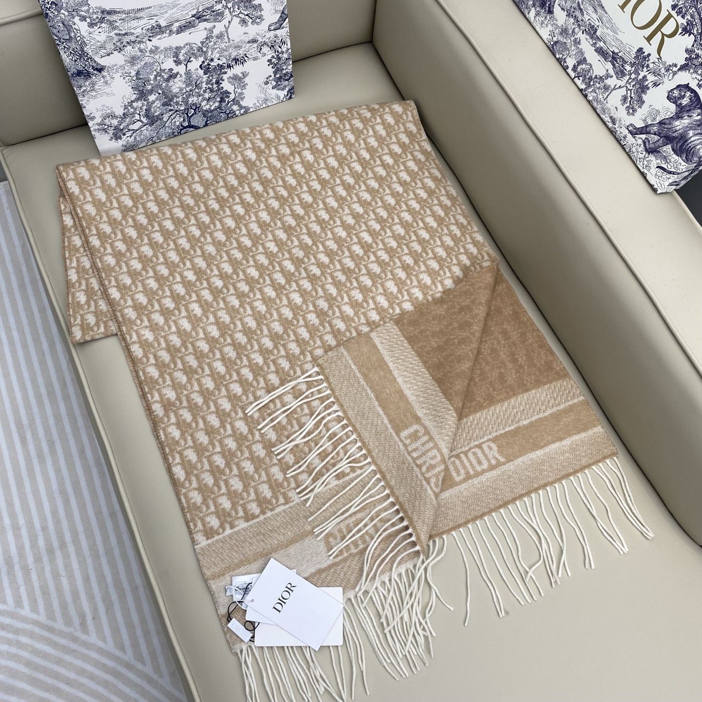  「新色」𝐃𝐈𝐎𝐑 · 新版《书签双面披肩》浅灰色
Size：45x200cm 100%山羊绒 
圆版一