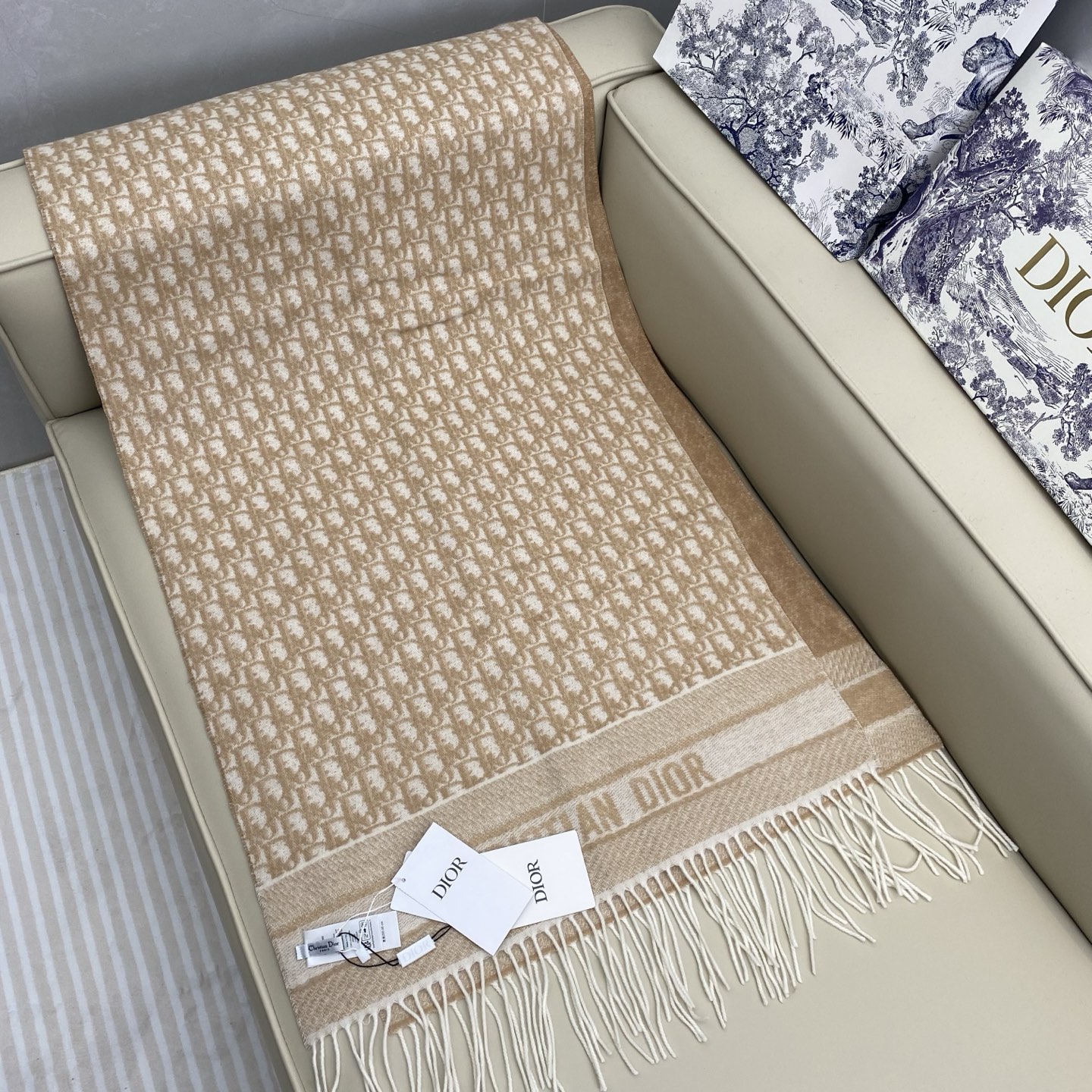  「新色」𝐃𝐈𝐎𝐑 · 新版《书签双面披肩》浅灰色
Size：45x200cm 100%山羊绒 
圆版一