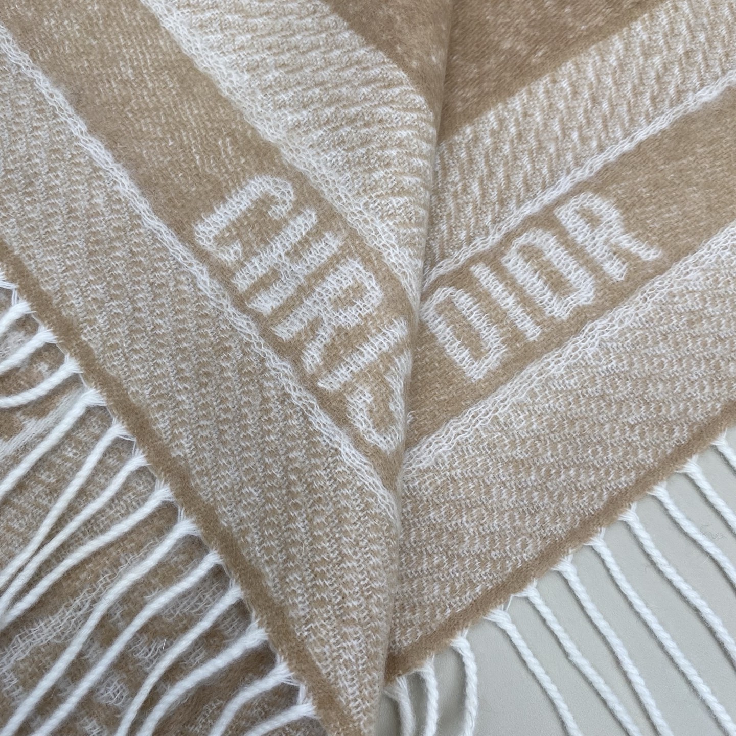  「新色」𝐃𝐈𝐎𝐑 · 新版《书签双面披肩》浅灰色
Size：45x200cm 100%山羊绒 
圆版一