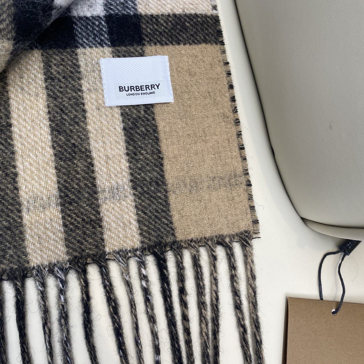  Bur战马披肩，可遇不可求的王炸级单品，这款山羊绒披肩可以双面两用，一面经典咖色格子，一面马术骑士提花