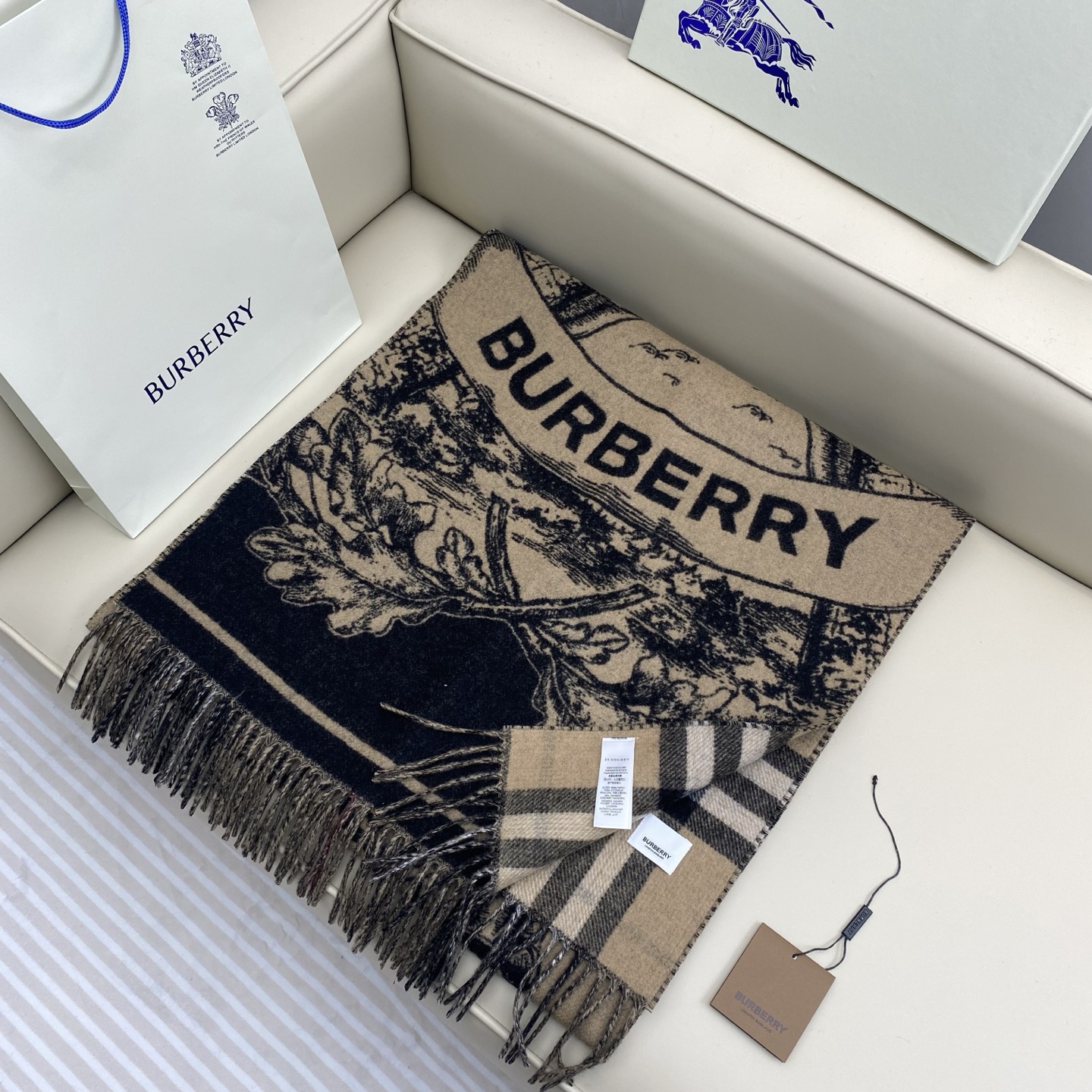  Bur战马披肩，可遇不可求的王炸级单品，这款山羊绒披肩可以双面两用，一面经典咖色格子，一面马术骑士提花