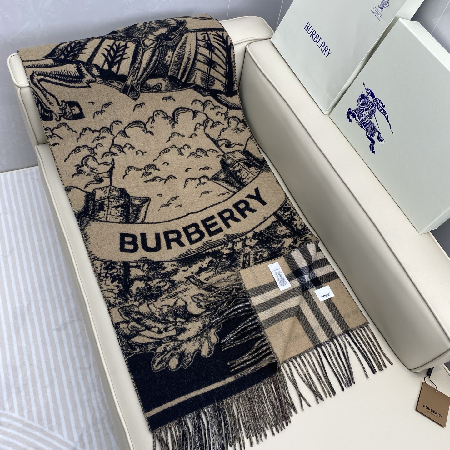  Bur战马披肩，可遇不可求的王炸级单品，这款山羊绒披肩可以双面两用，一面经典咖色格子，一面马术骑士提花