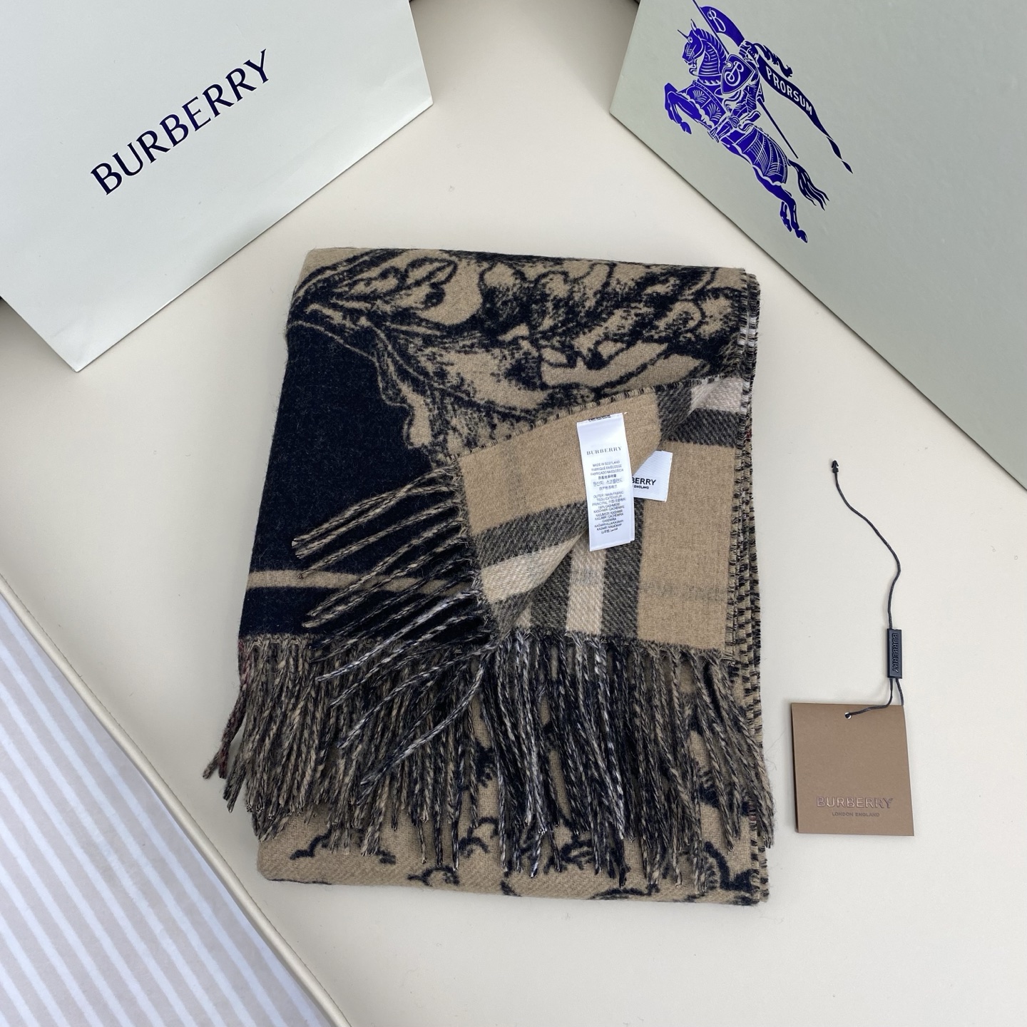  Bur战马披肩，可遇不可求的王炸级单品，这款山羊绒披肩可以双面两用，一面经典咖色格子，一面马术骑士提花