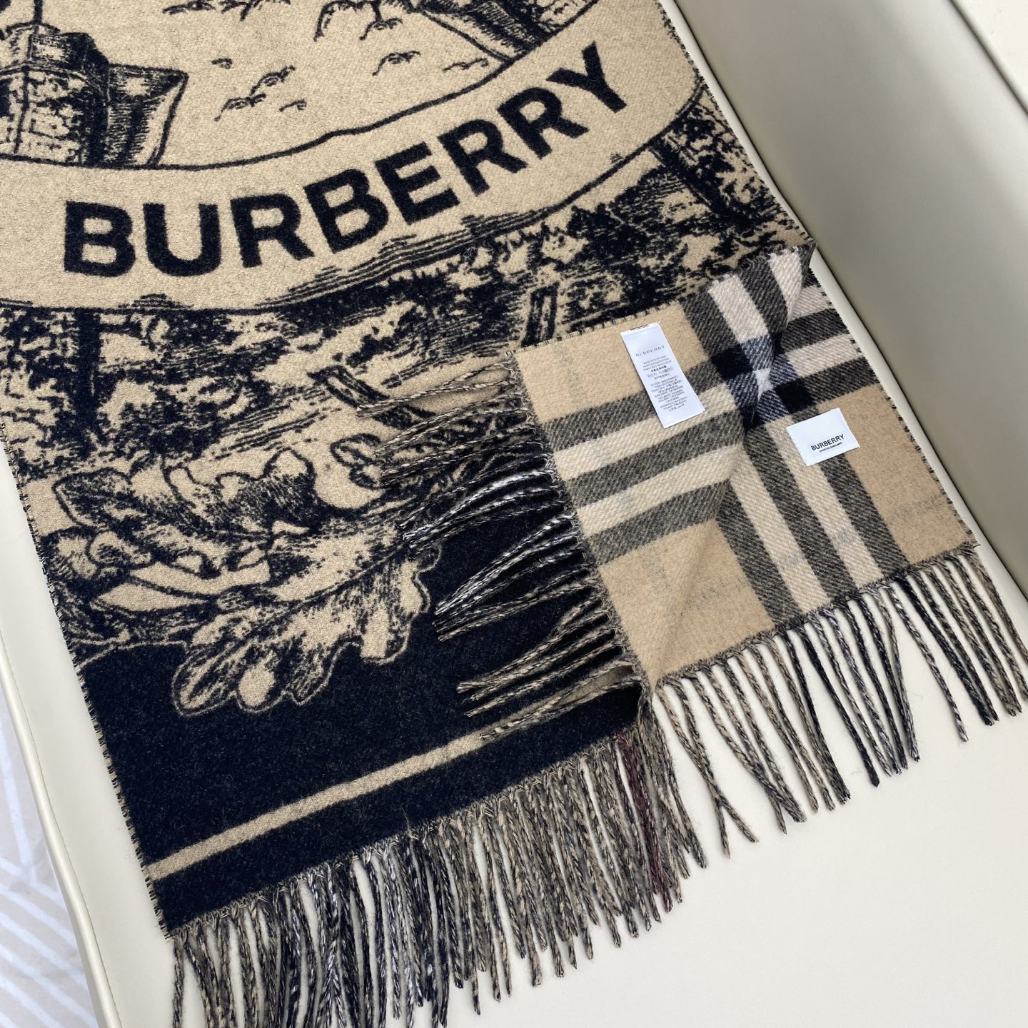  Bur战马披肩，可遇不可求的王炸级单品，这款山羊绒披肩可以双面两用，一面经典咖色格子，一面马术骑士提花