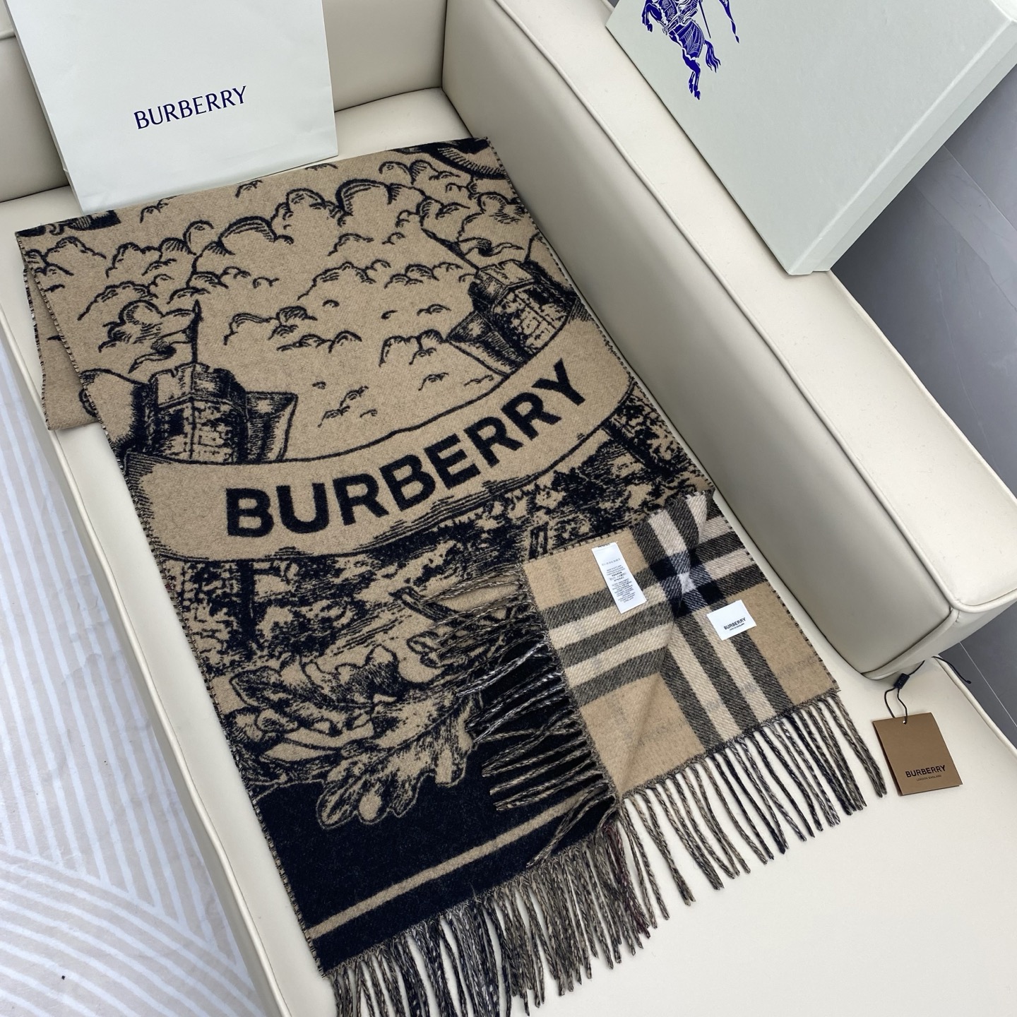  Bur战马披肩，可遇不可求的王炸级单品，这款山羊绒披肩可以双面两用，一面经典咖色格子，一面马术骑士提花