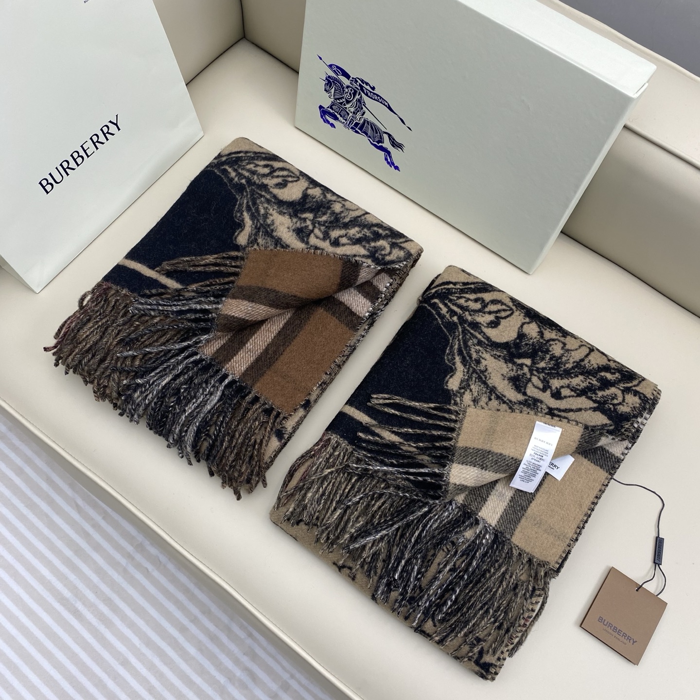  Bur战马披肩，可遇不可求的王炸级单品，这款山羊绒披肩可以双面两用，一面经典咖色格子，一面马术骑士提花