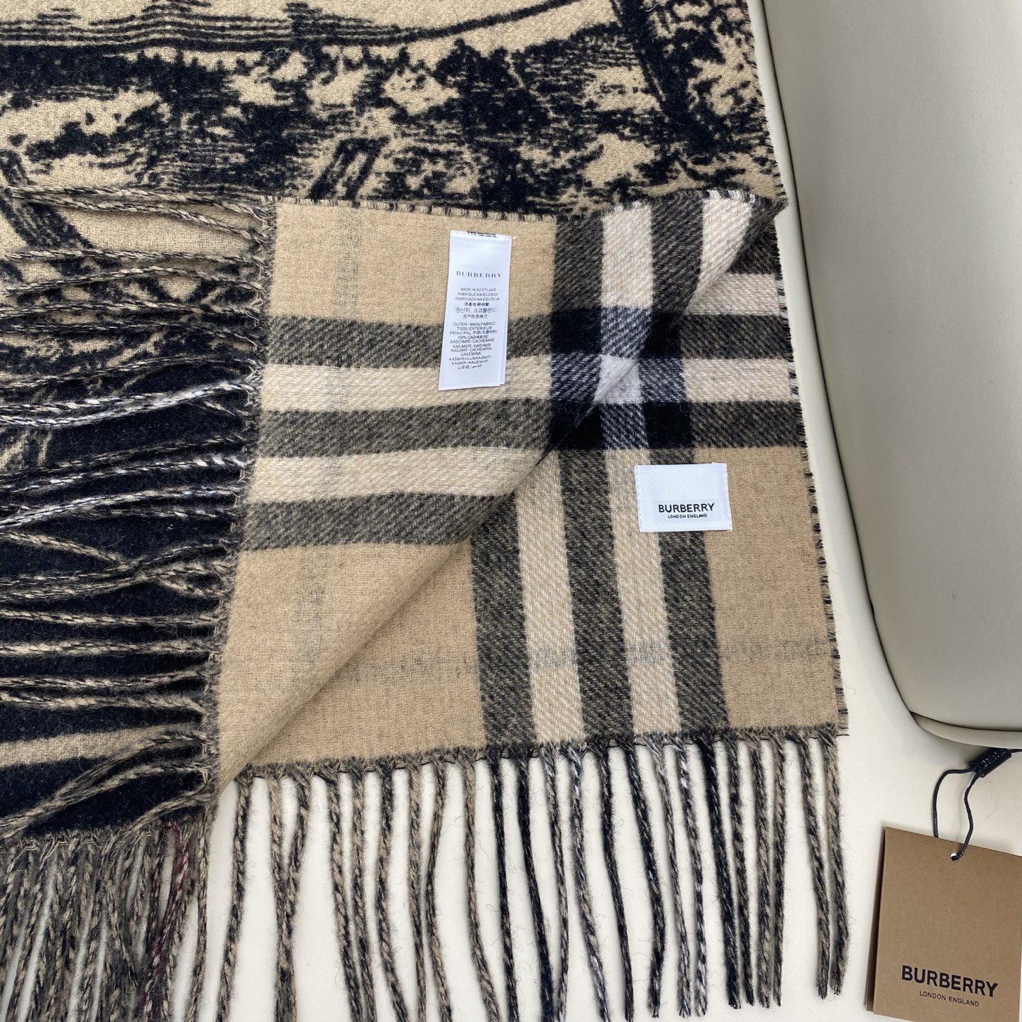  Bur战马披肩，可遇不可求的王炸级单品，这款山羊绒披肩可以双面两用，一面经典咖色格子，一面马术骑士提花