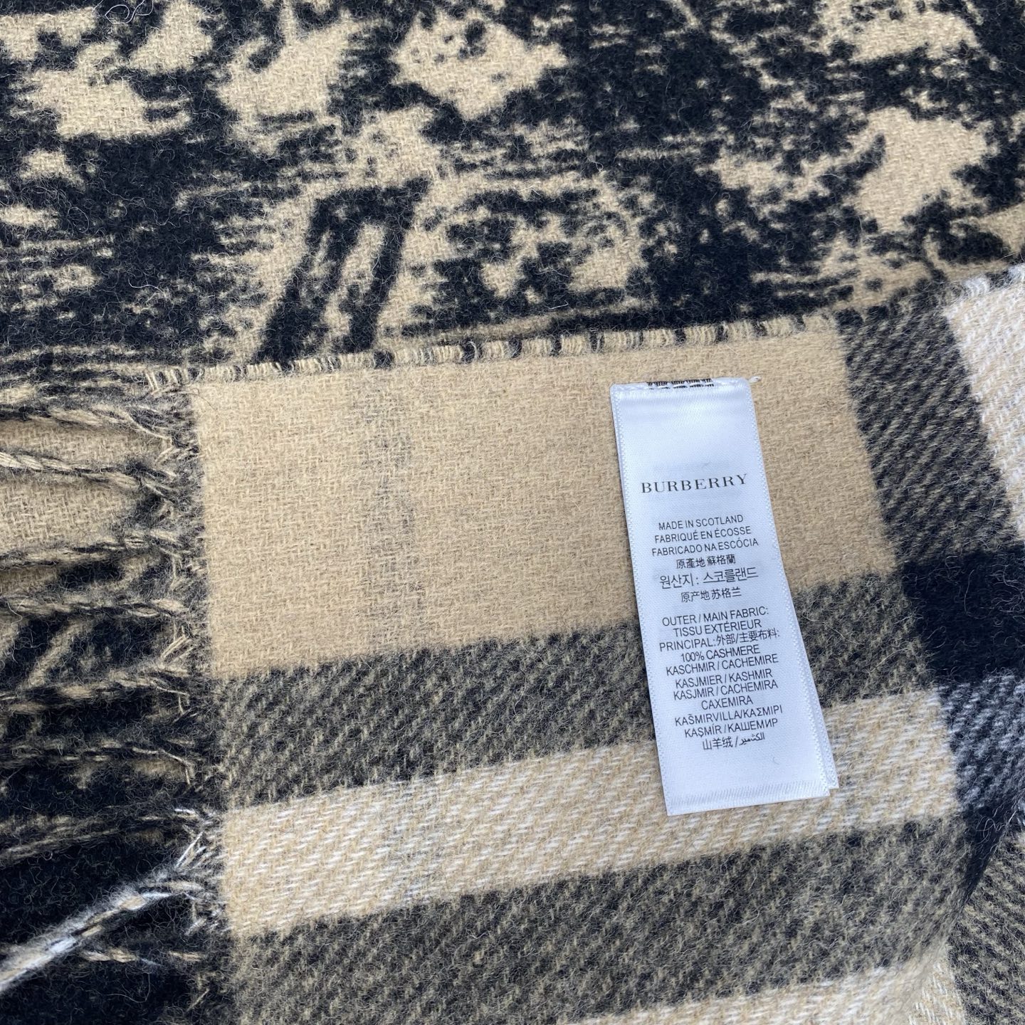  Bur战马披肩，可遇不可求的王炸级单品，这款山羊绒披肩可以双面两用，一面经典咖色格子，一面马术骑士提花