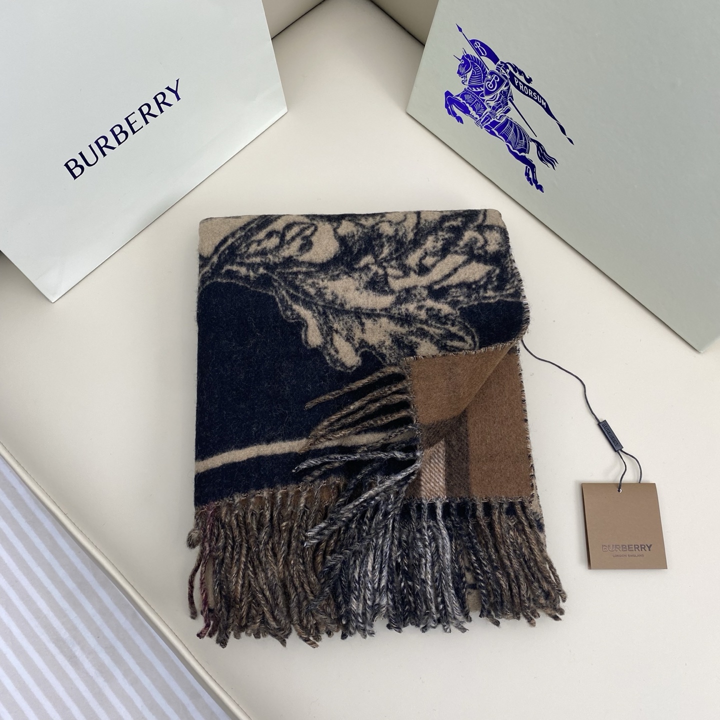  Bur战马披肩，可遇不可求的王炸级单品，这款山羊绒披肩可以双面两用，一面经典咖色格子，一面马术骑士提花