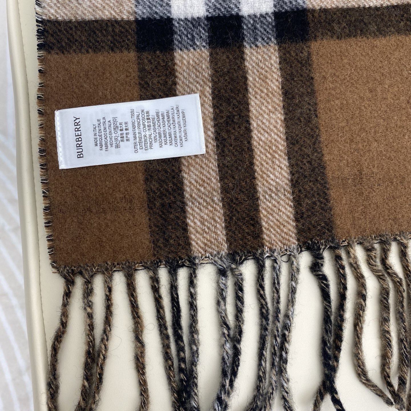  Bur战马披肩，可遇不可求的王炸级单品，这款山羊绒披肩可以双面两用，一面经典咖色格子，一面马术骑士提花