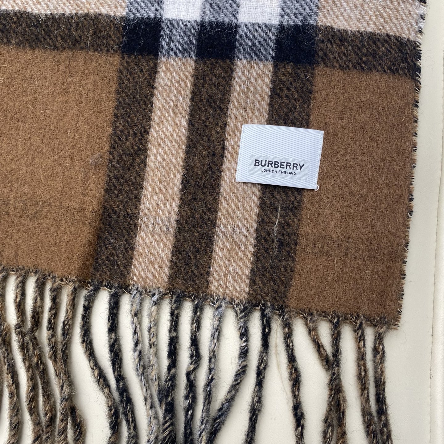  Bur战马披肩，可遇不可求的王炸级单品，这款山羊绒披肩可以双面两用，一面经典咖色格子，一面马术骑士提花