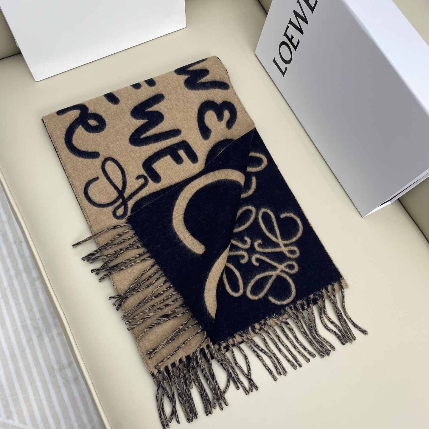  Loewe手写logo字母双面涂鸦围巾，我真的太喜欢了，一款现在不买冬天绝对买不到的围巾，这款绝对百搭