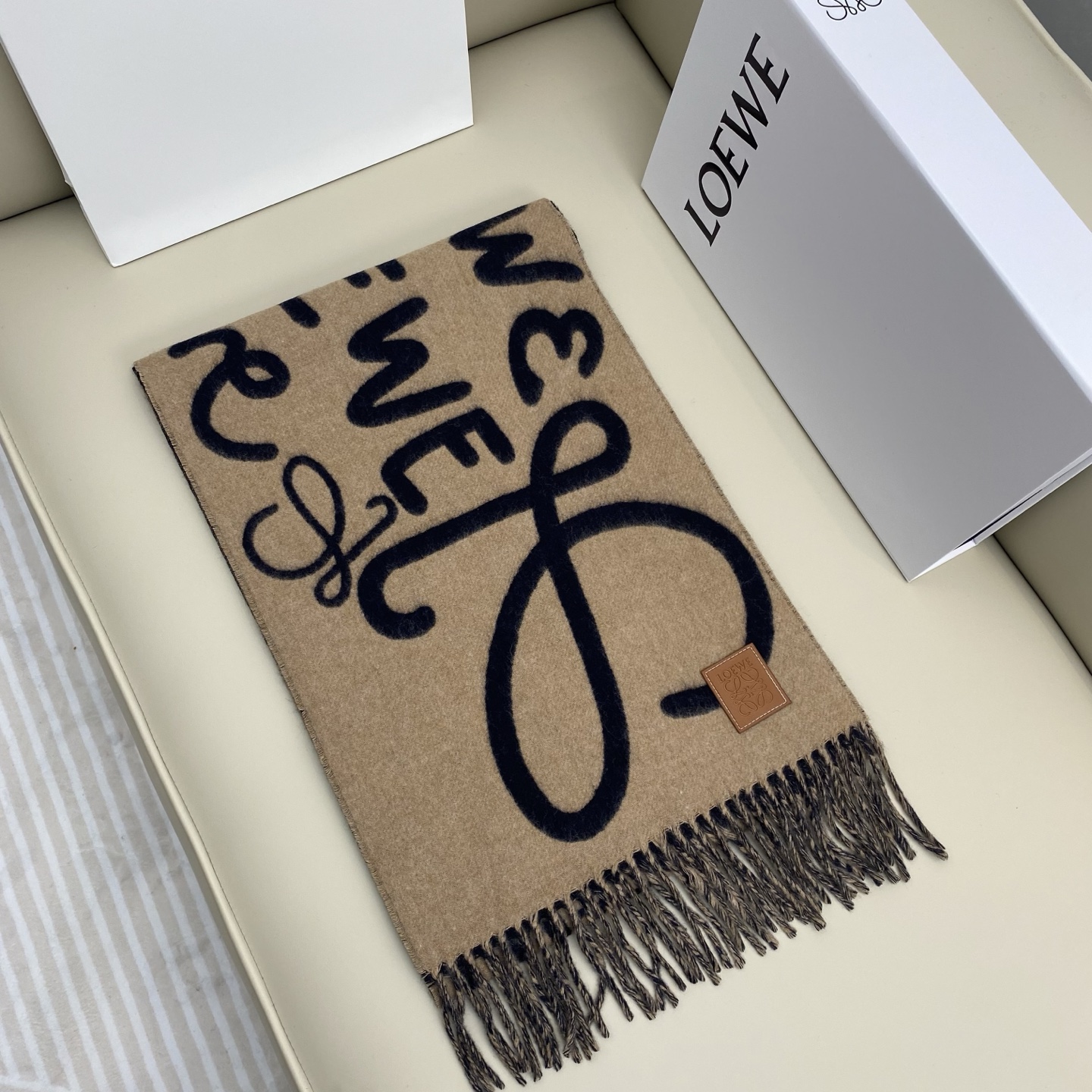  Loewe手写logo字母双面涂鸦围巾，我真的太喜欢了，一款现在不买冬天绝对买不到的围巾，这款绝对百搭