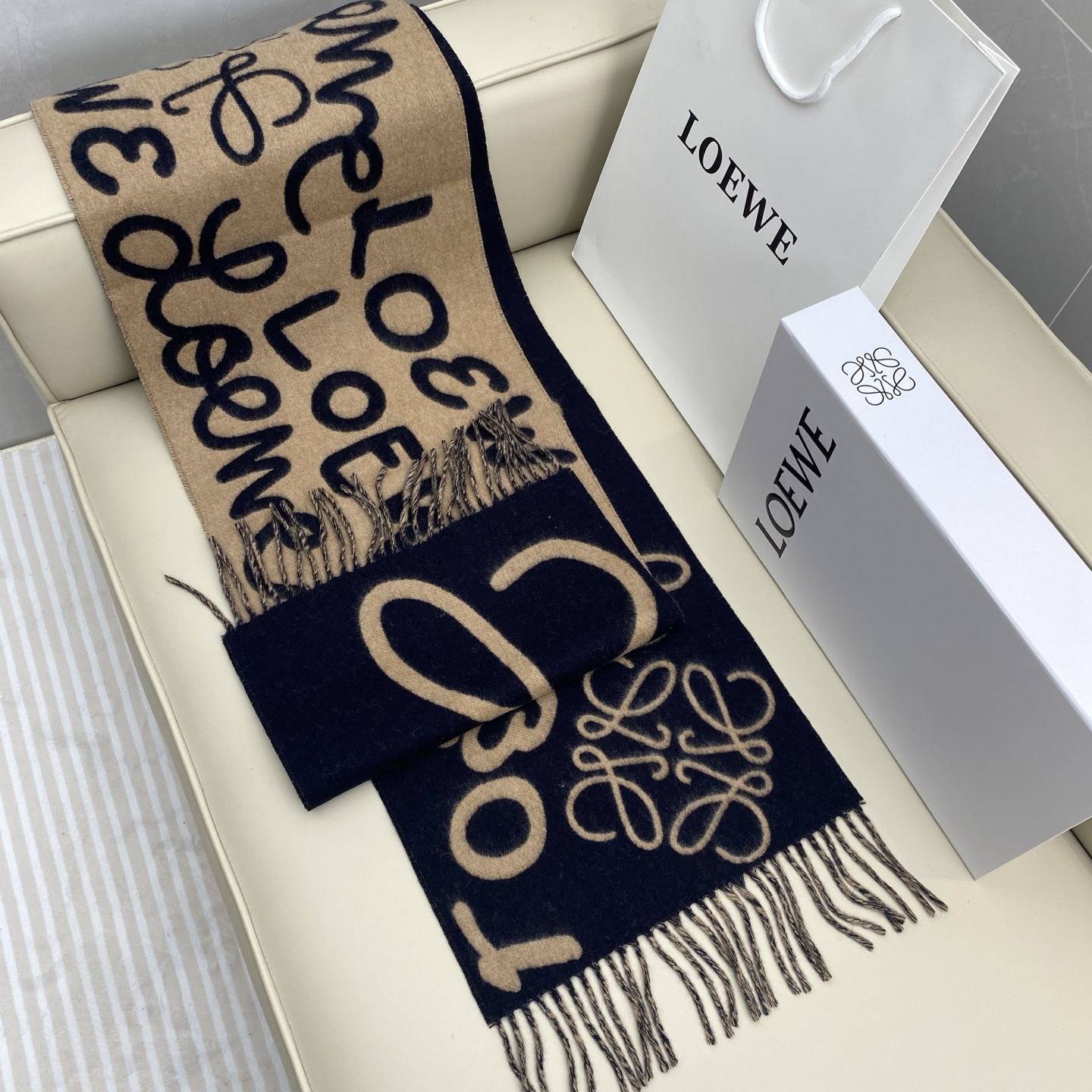  Loewe手写logo字母双面涂鸦围巾，我真的太喜欢了，一款现在不买冬天绝对买不到的围巾，这款绝对百搭