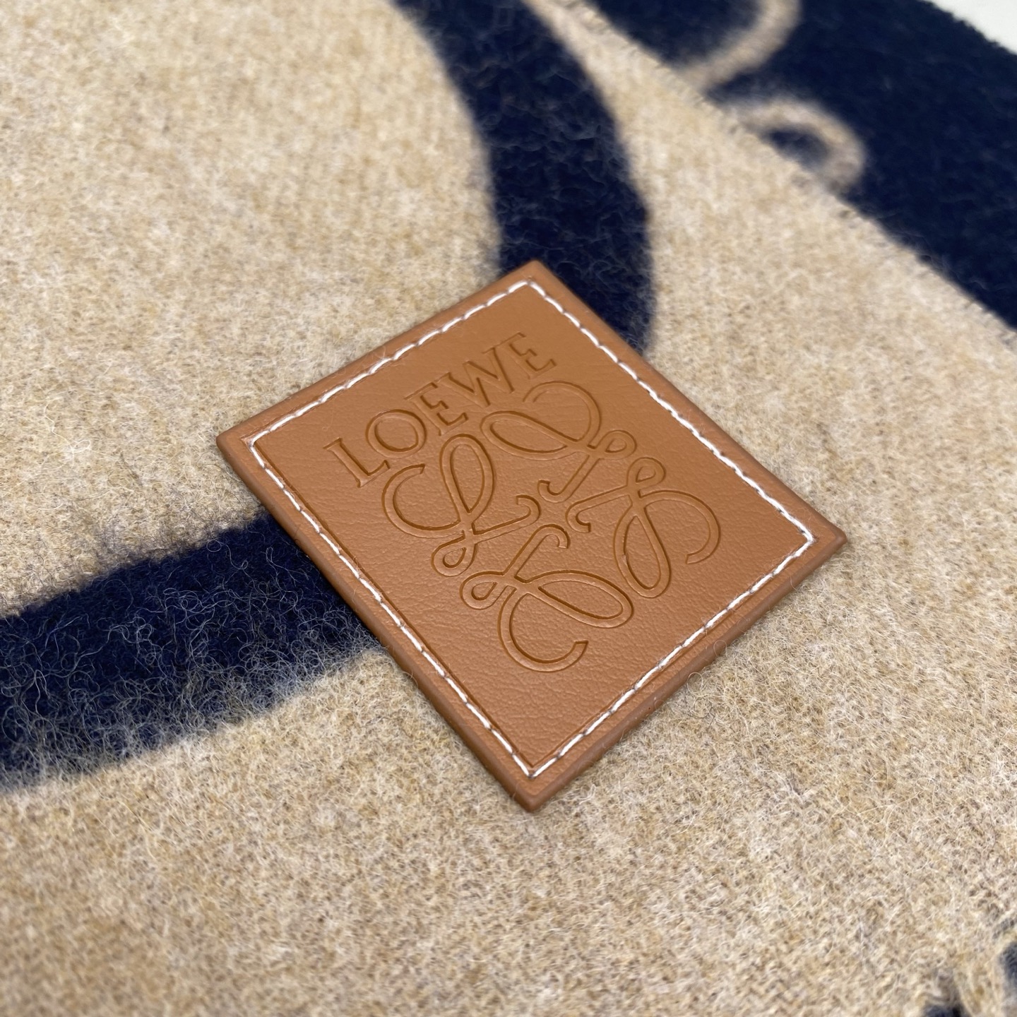  Loewe手写logo字母双面涂鸦围巾，我真的太喜欢了，一款现在不买冬天绝对买不到的围巾，这款绝对百搭
