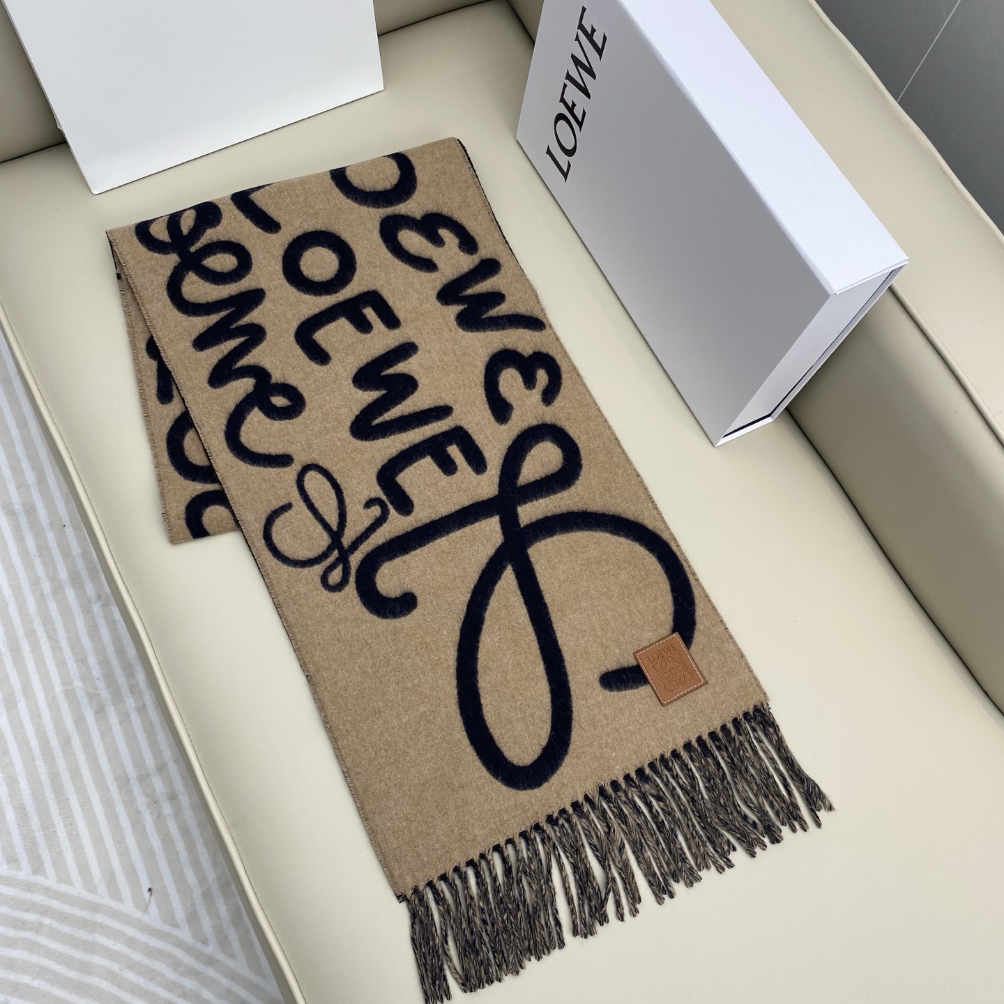  Loewe手写logo字母双面涂鸦围巾，我真的太喜欢了，一款现在不买冬天绝对买不到的围巾，这款绝对百搭