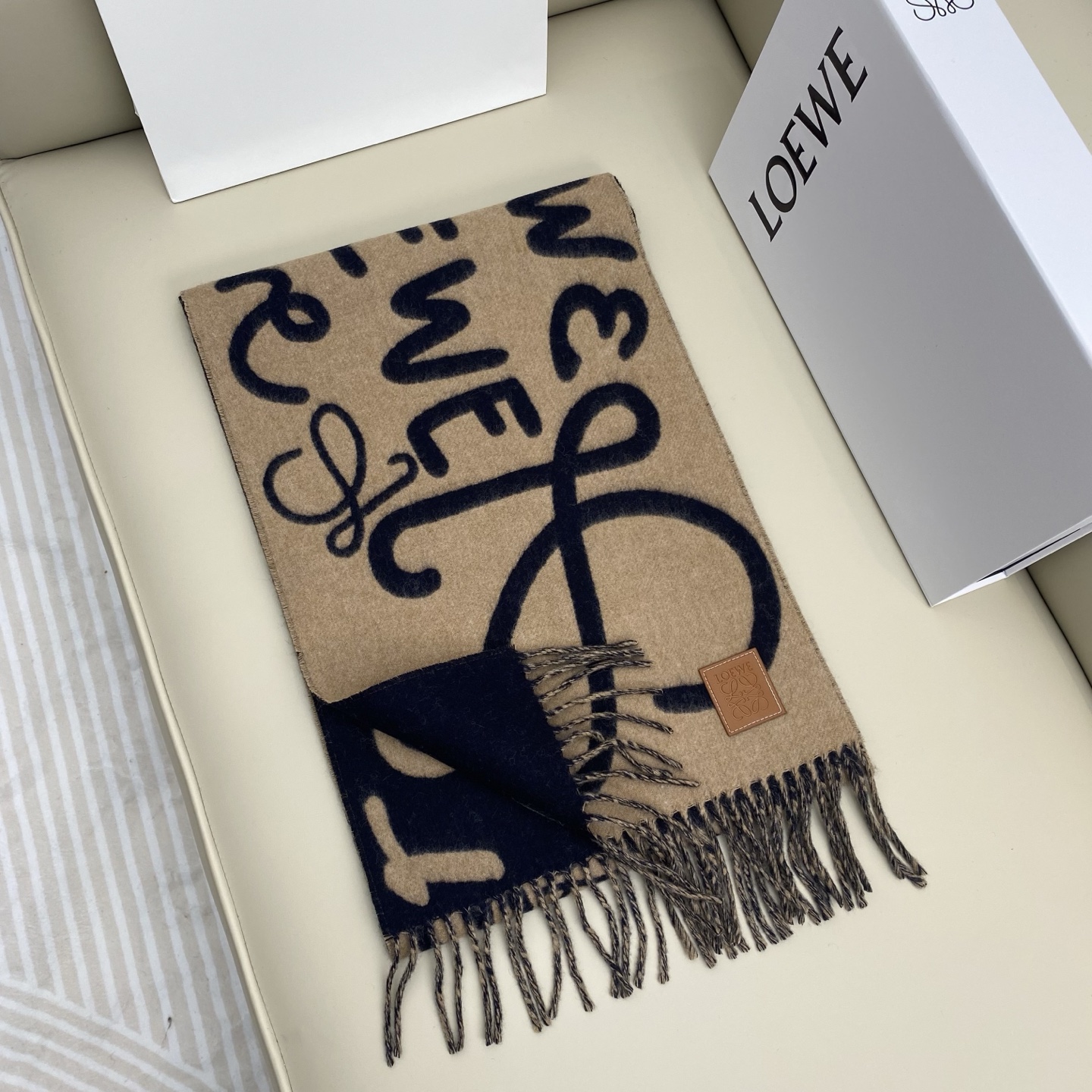  Loewe手写logo字母双面涂鸦围巾，我真的太喜欢了，一款现在不买冬天绝对买不到的围巾，这款绝对百搭