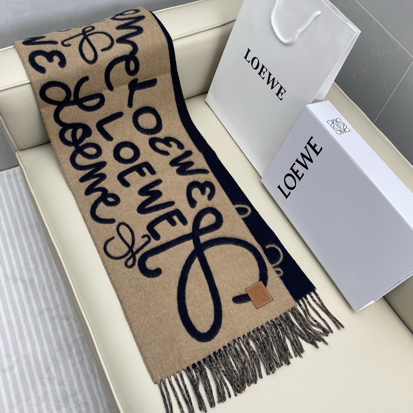  Loewe手写logo字母双面涂鸦围巾，我真的太喜欢了，一款现在不买冬天绝对买不到的围巾，这款绝对百搭
