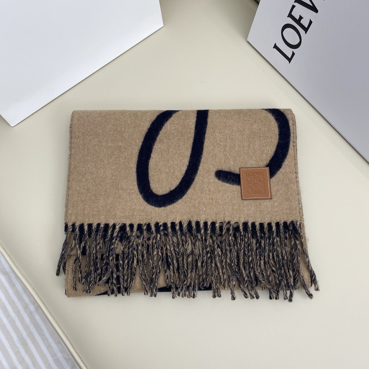  Loewe手写logo字母双面涂鸦围巾，我真的太喜欢了，一款现在不买冬天绝对买不到的围巾，这款绝对百搭