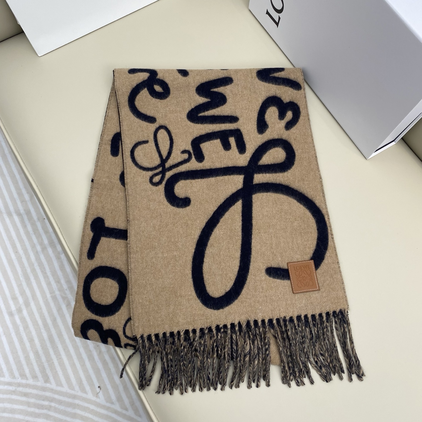  Loewe手写logo字母双面涂鸦围巾，我真的太喜欢了，一款现在不买冬天绝对买不到的围巾，这款绝对百搭