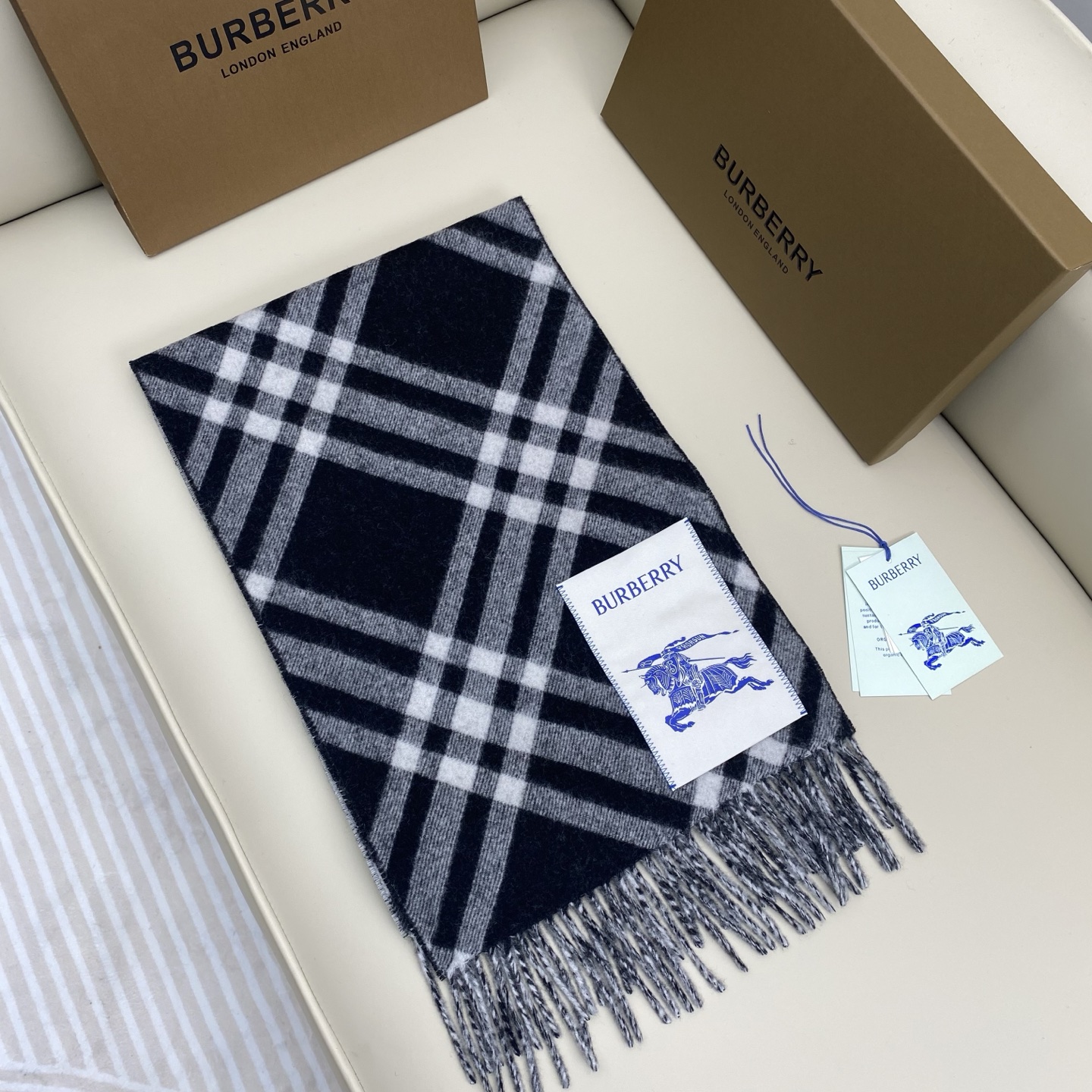 双面围巾 🆕Burberry · 巴宝莉格子围巾❗️好看的要疯掉了，太有型太有魅力了❗️❗️非常斯文时尚