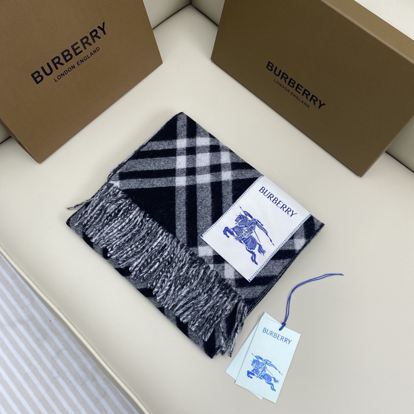 双面围巾 🆕Burberry · 巴宝莉格子围巾❗️好看的要疯掉了，太有型太有魅力了❗️❗️非常斯文时尚