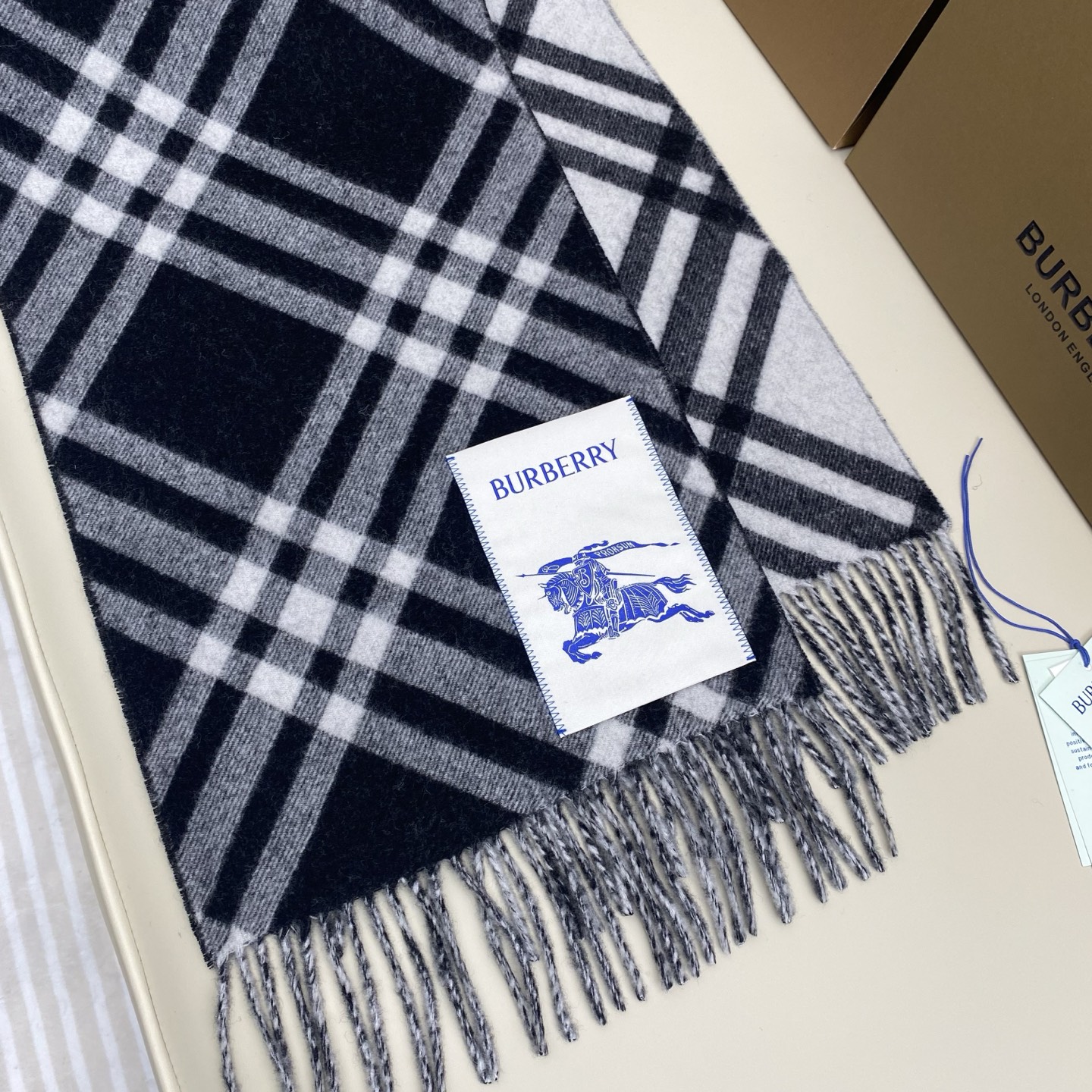  双面围巾 🆕Burberry · 巴宝莉格子围巾❗️好看的要疯掉了，太有型太有魅力了❗️❗️非常斯文时