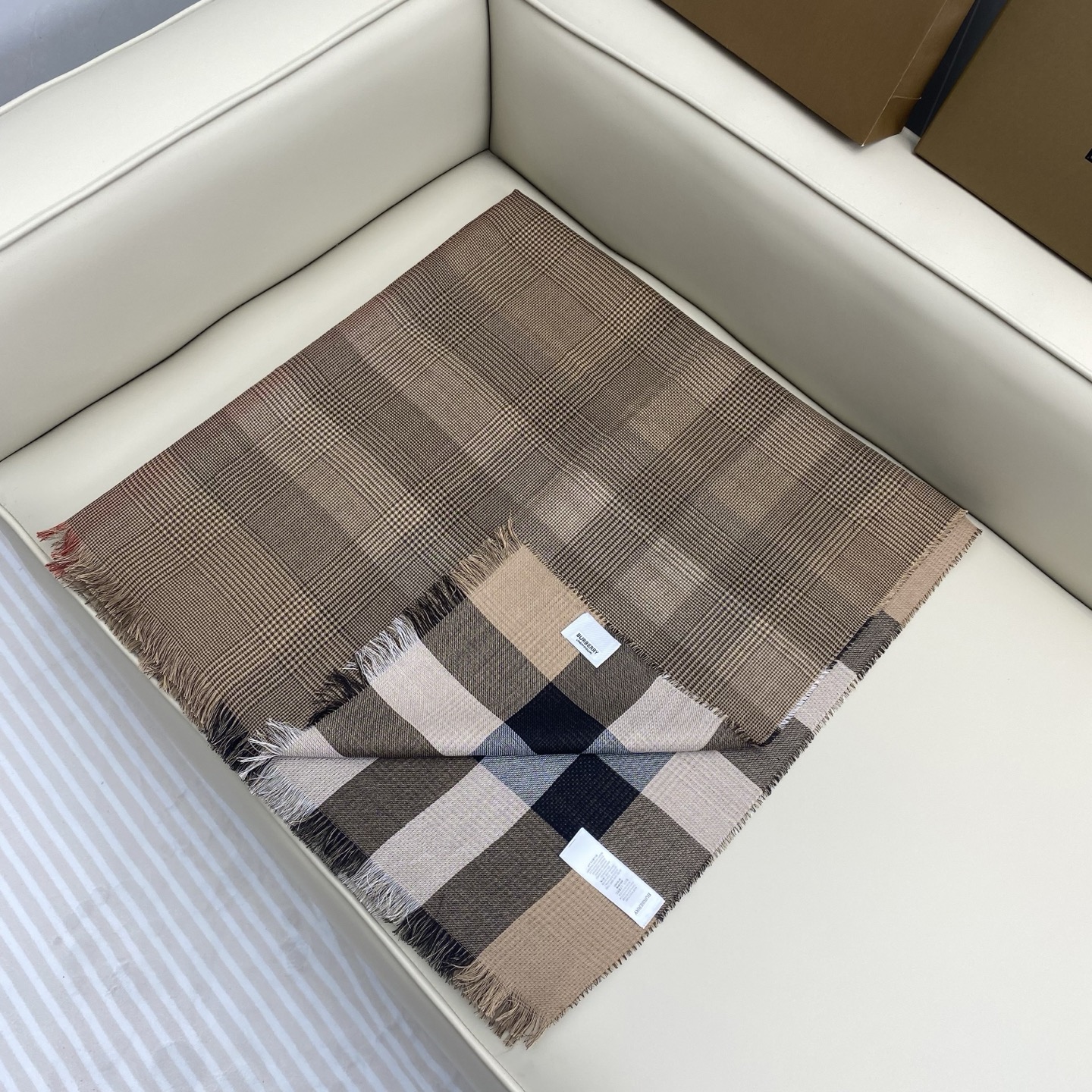  Bur家双面披肩，这款围巾是面料采用100%羊绒.200x100cm大尺寸，Vintage格纹经典驼色