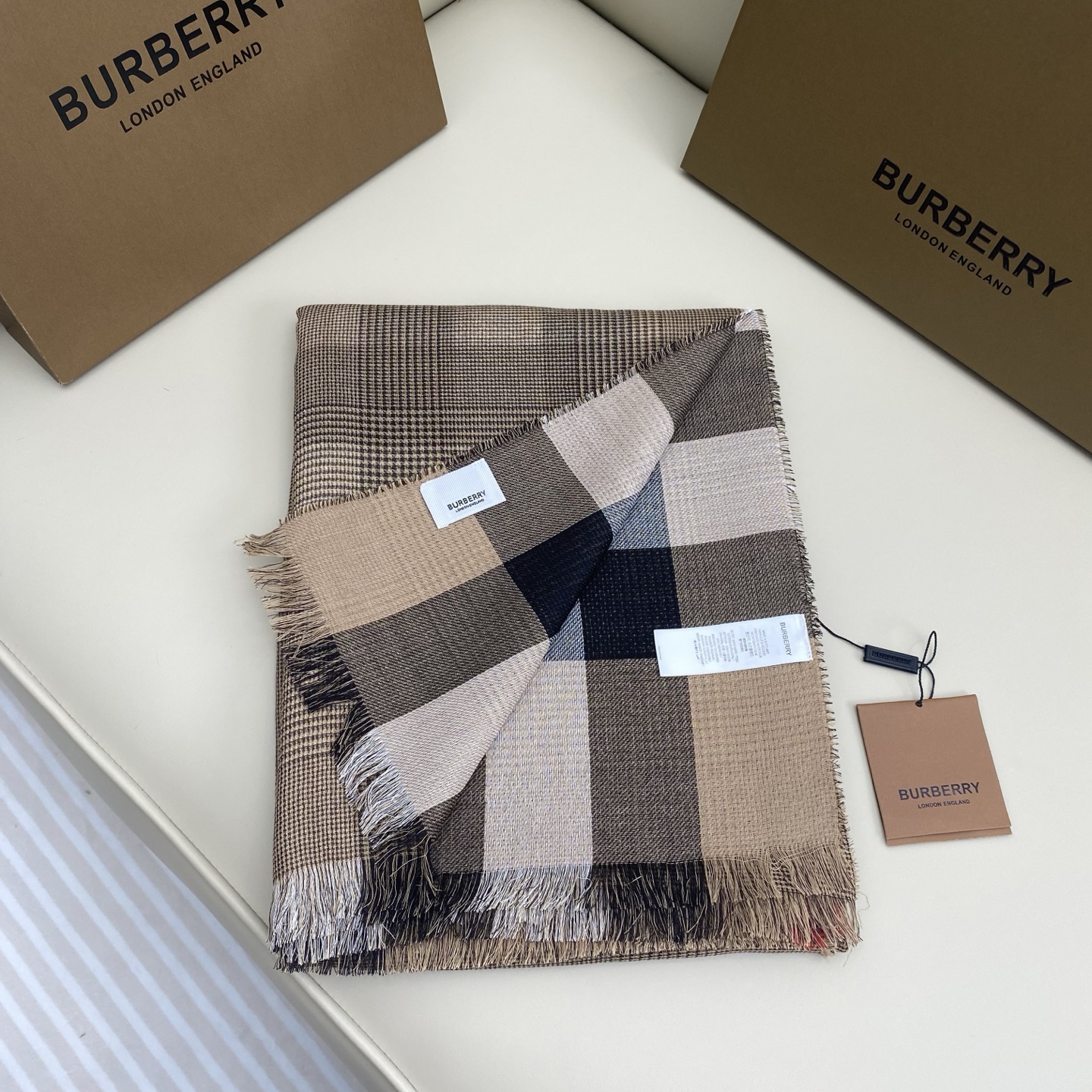  Bur家双面披肩，这款围巾是面料采用100%羊绒.200x100cm大尺寸，Vintage格纹经典驼色