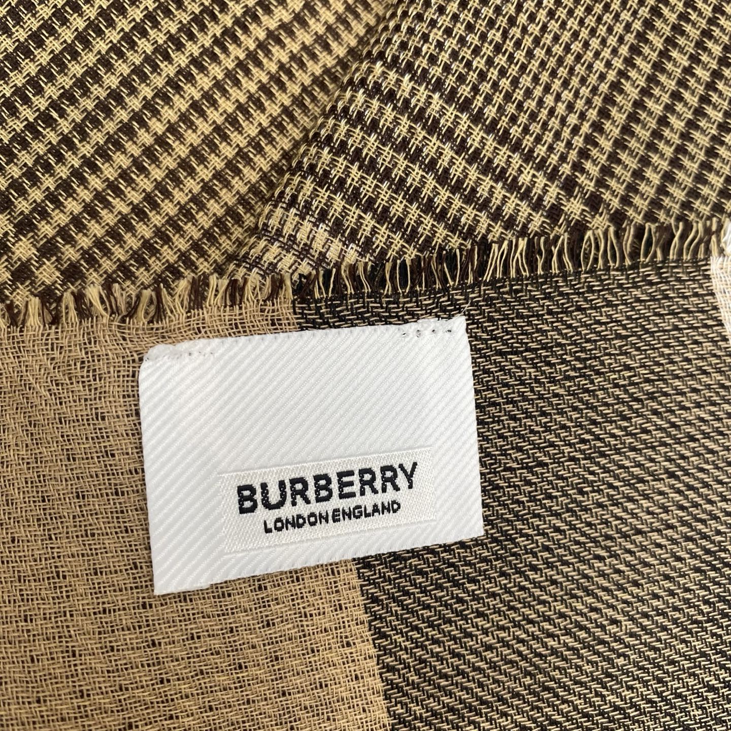  Bur家双面披肩，这款围巾是面料采用100%羊绒.200x100cm大尺寸，Vintage格纹经典驼色