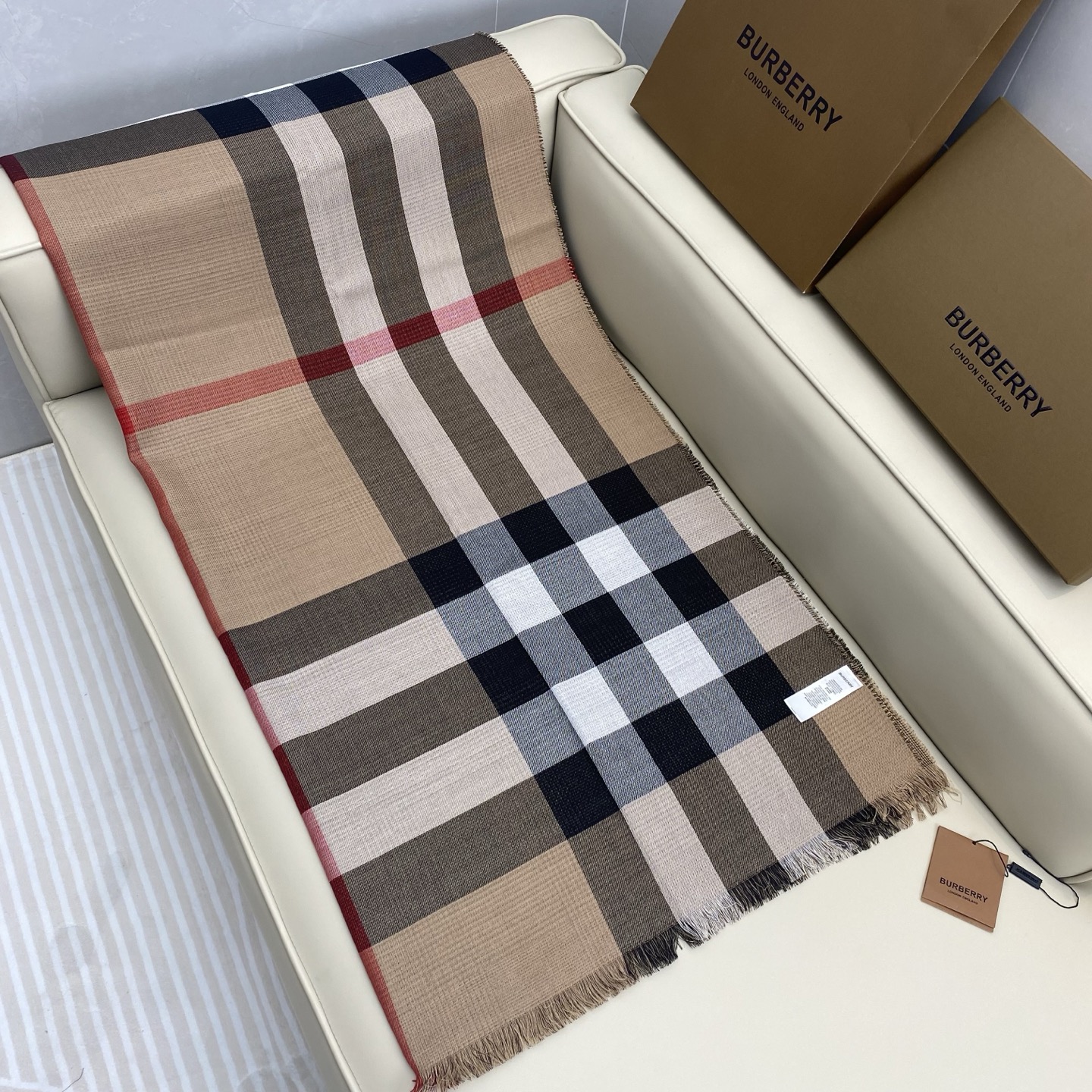  Bur家双面披肩，这款围巾是面料采用100%羊绒.200x100cm大尺寸，Vintage格纹经典驼色