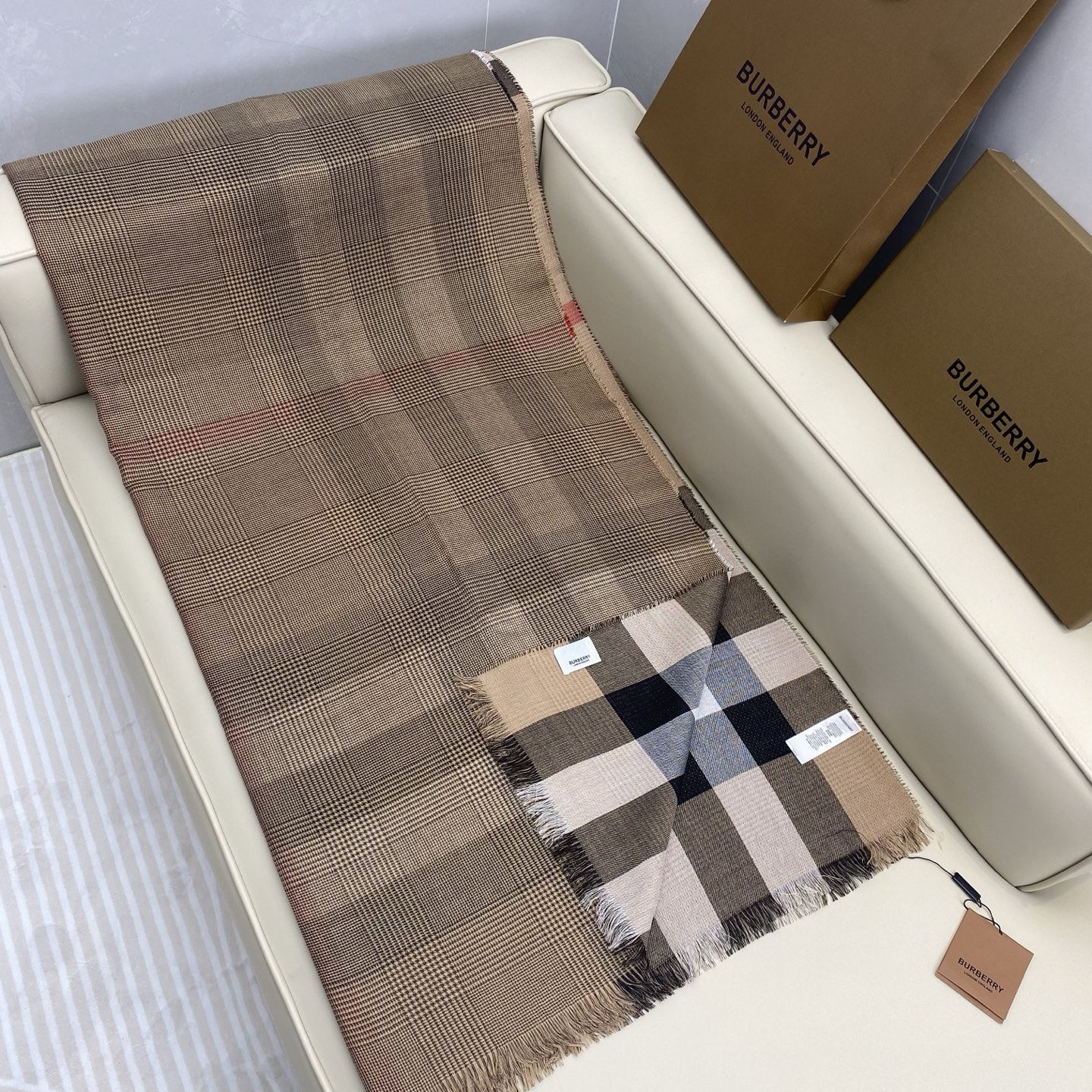  Bur家双面披肩，这款围巾是面料采用100%羊绒.200x100cm大尺寸，Vintage格纹经典驼色