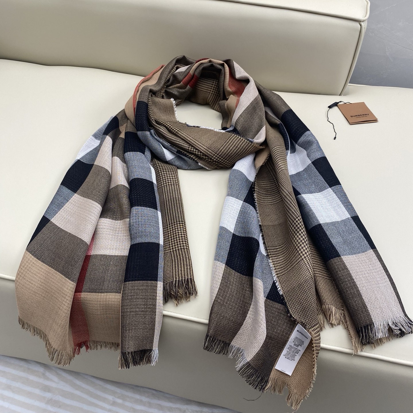  Bur家双面披肩，这款围巾是面料采用100%羊绒.200x100cm大尺寸，Vintage格纹经典驼色