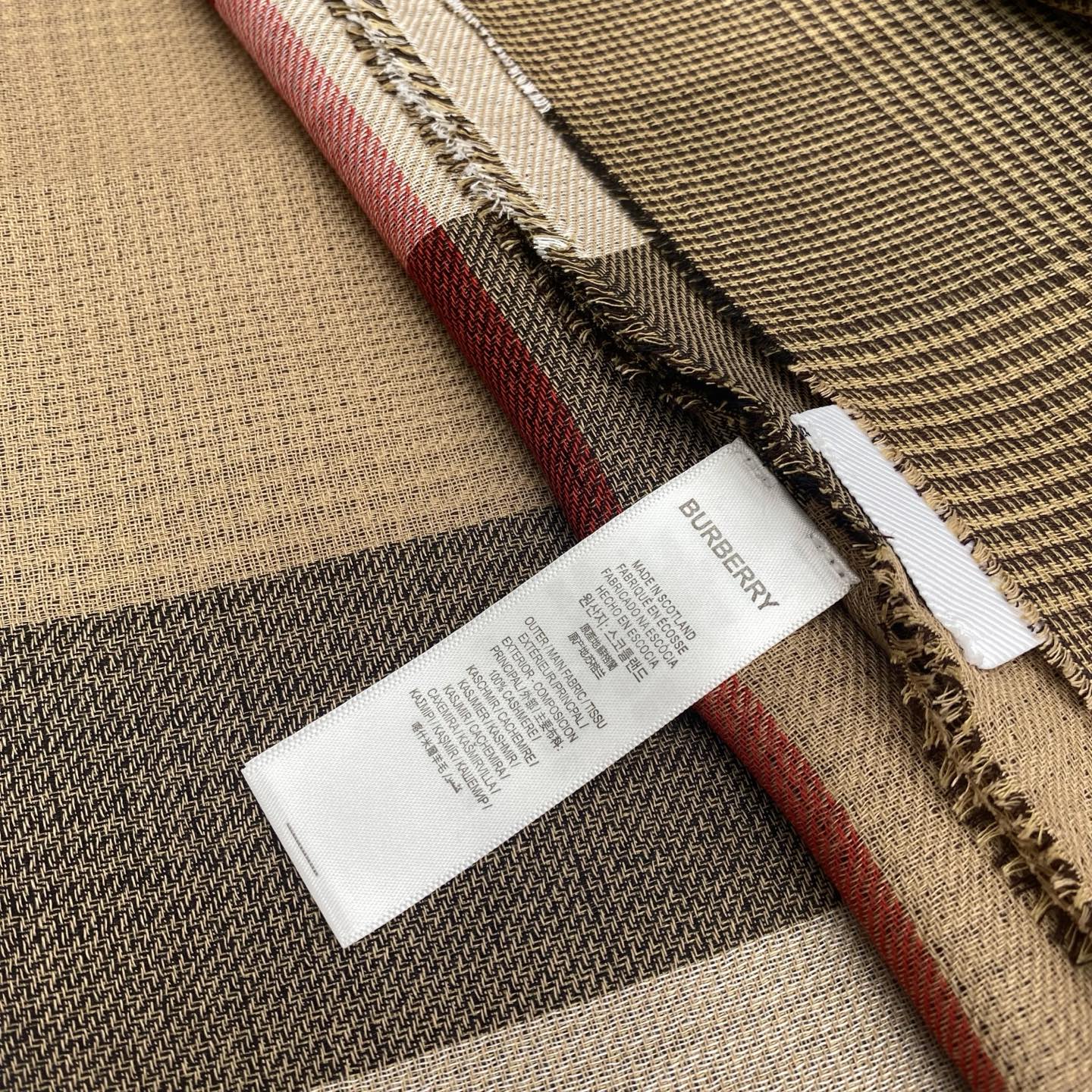  Bur家双面披肩，这款围巾是面料采用100%羊绒.200x100cm大尺寸，Vintage格纹经典驼色